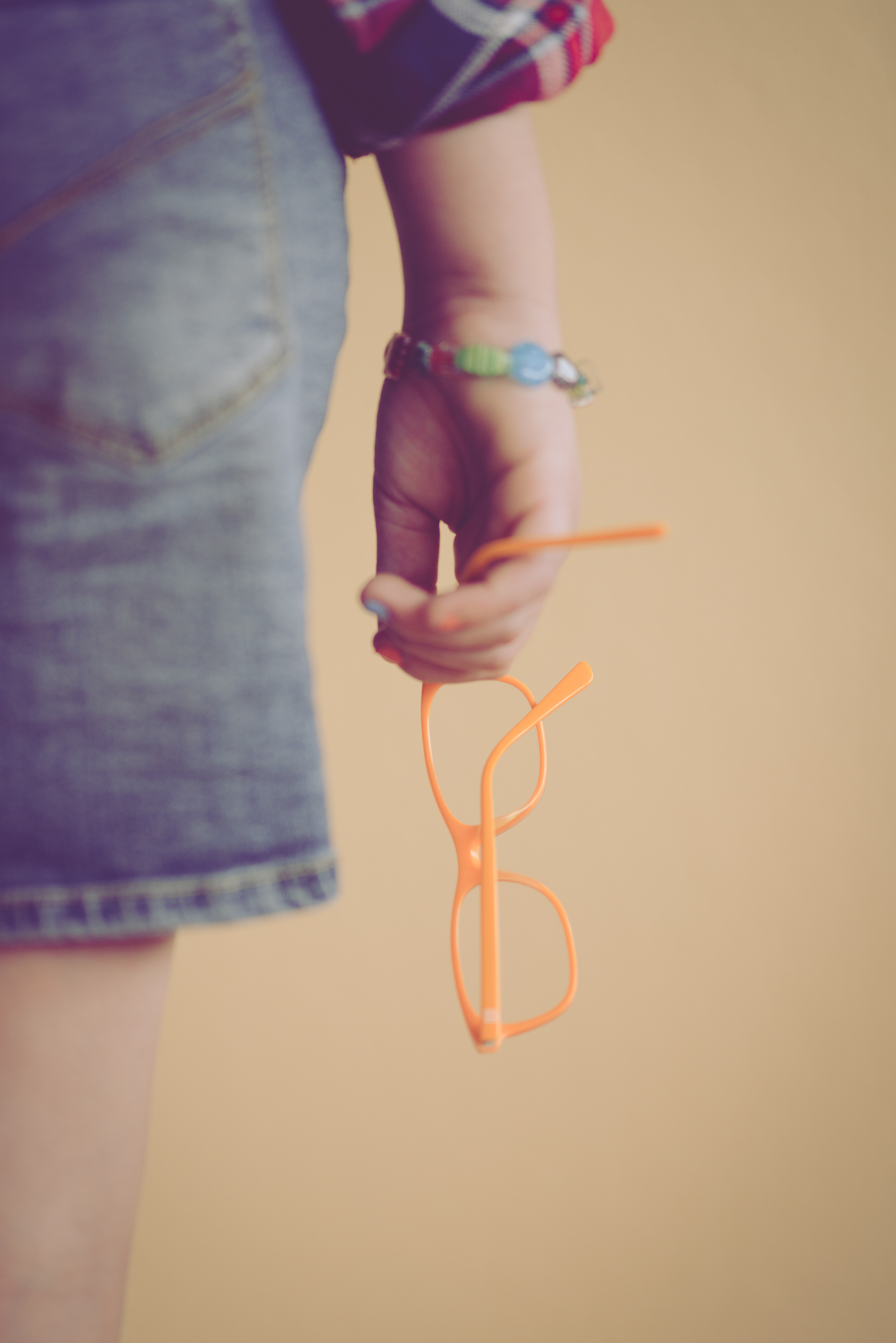 Veronika Rauch - orange Brille in Maedchenhand