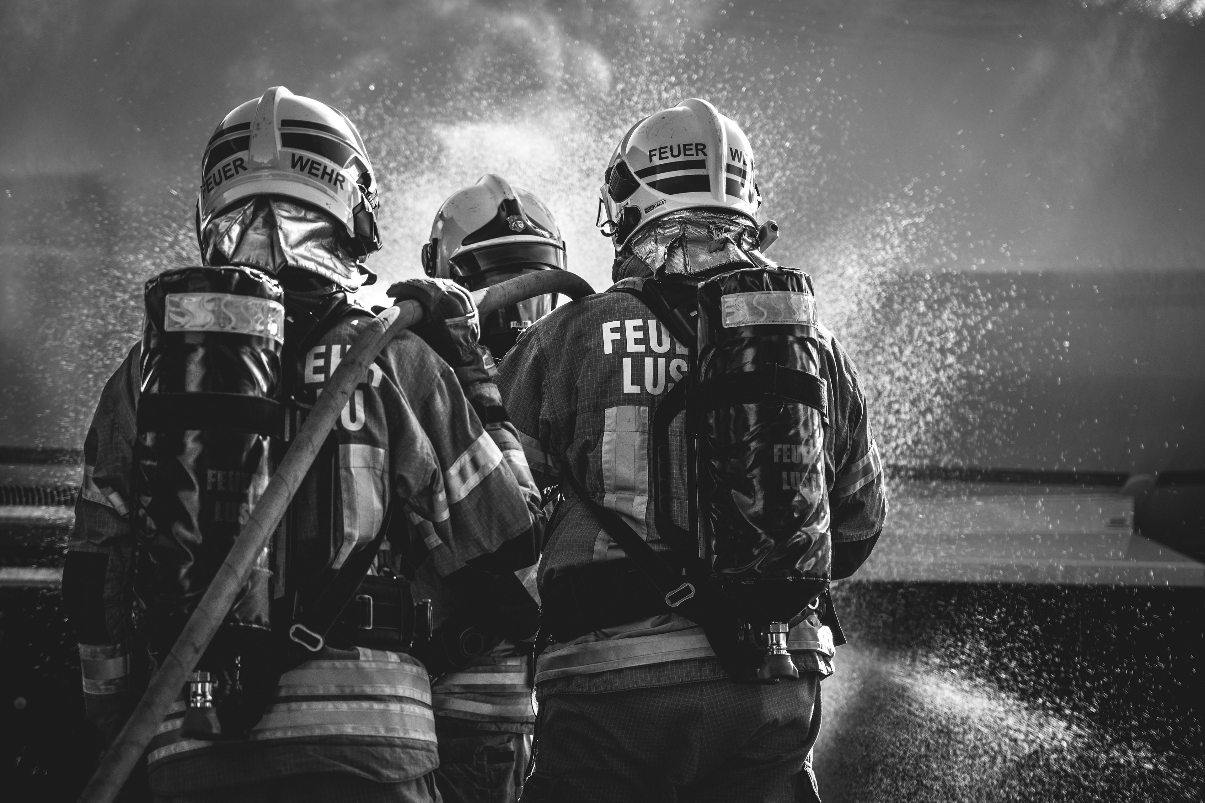 Veronika Rauch - Feuerwehr mit Wasserschlauch in Aktion