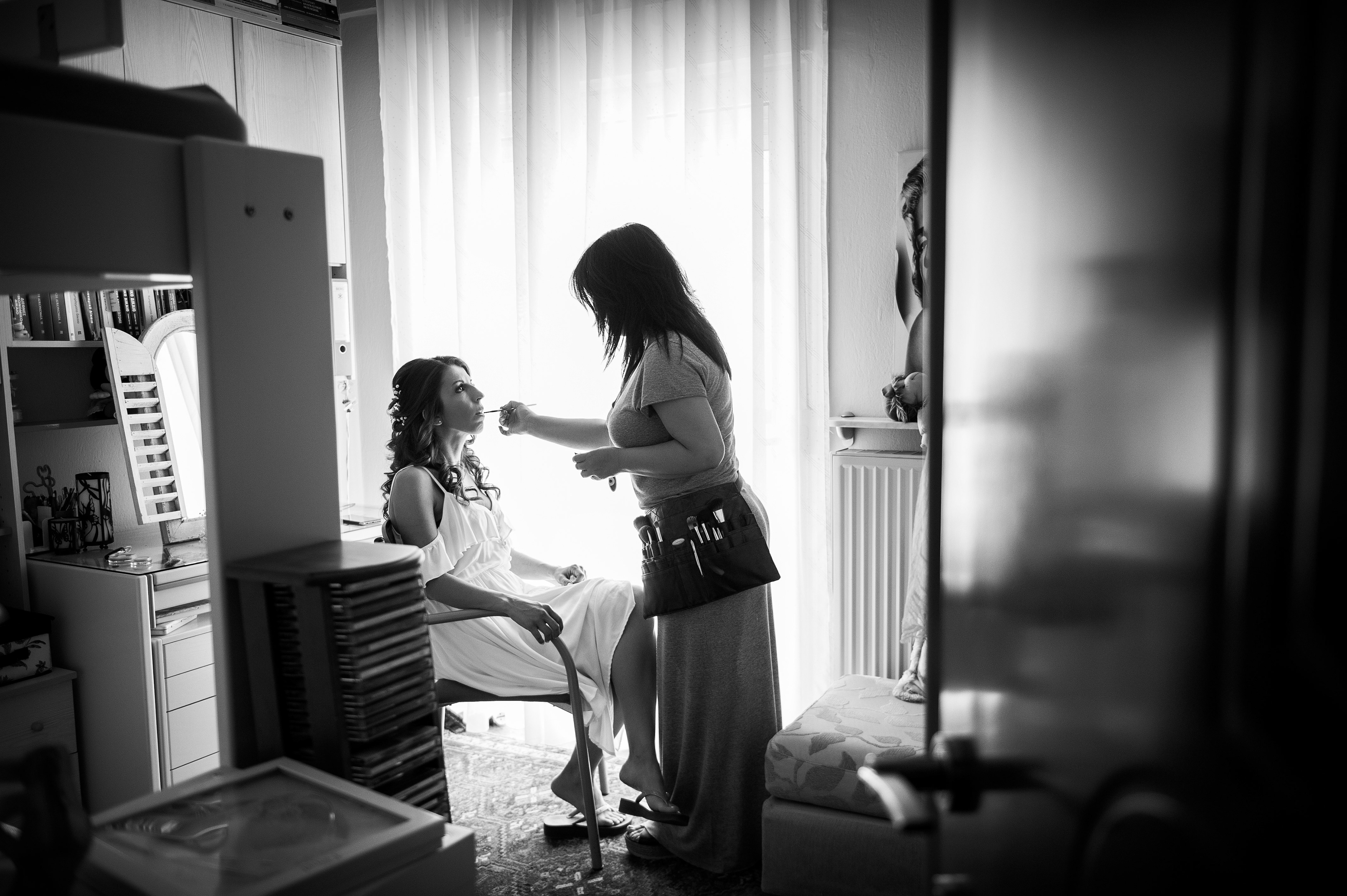 Η νύφη ετοιμάζεται για τον γάμο της, φωτογράφιση μακιγιάζ με φυσικό φως και ρεπορταζιακό ύφος.,      The bride is getting ready for her wedding, makeup photoshoot with natural light and a reportage style.     