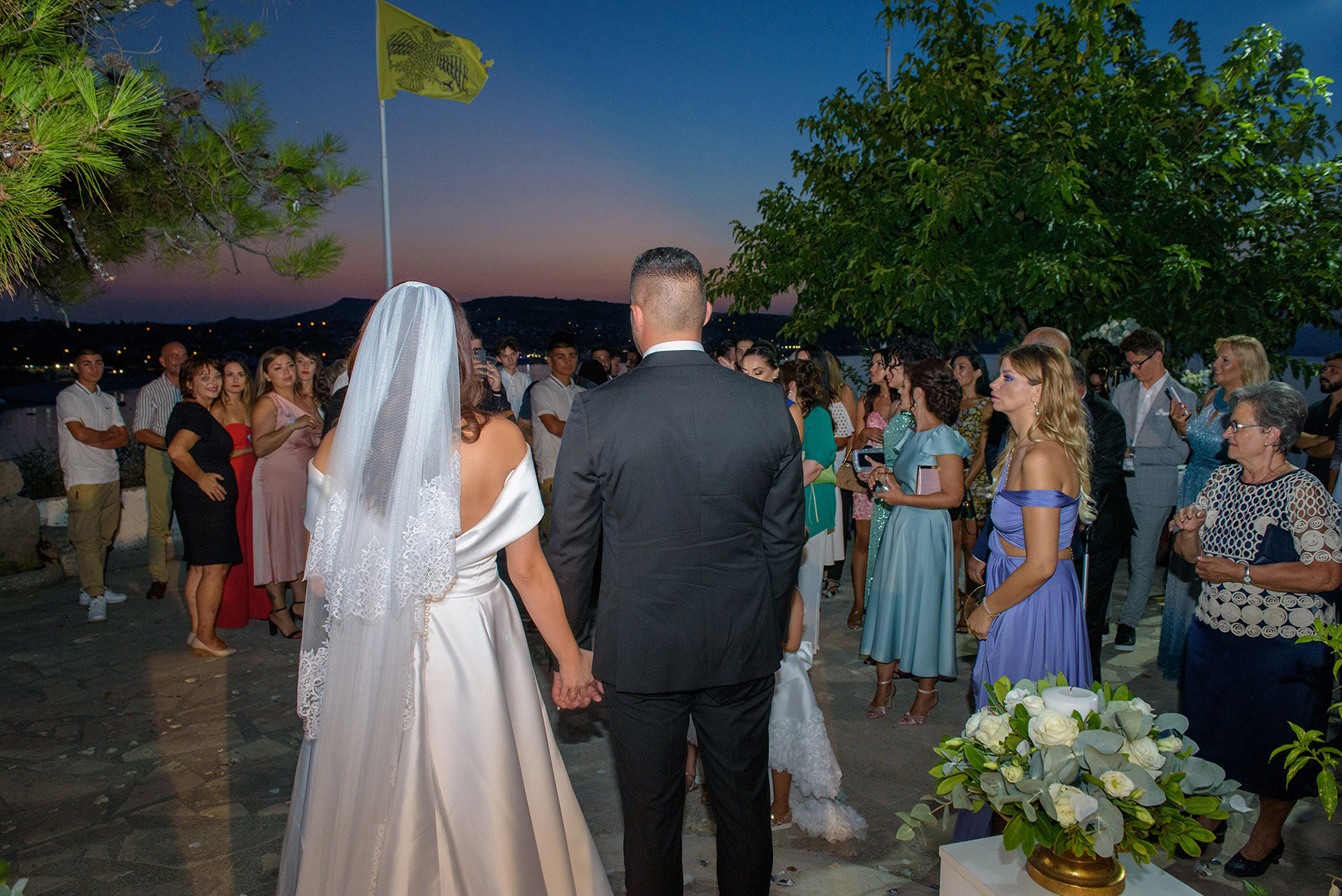 Οικογένεια και φίλοι στον γάμο στην εκκλησία, Family and friends attending the church wedding