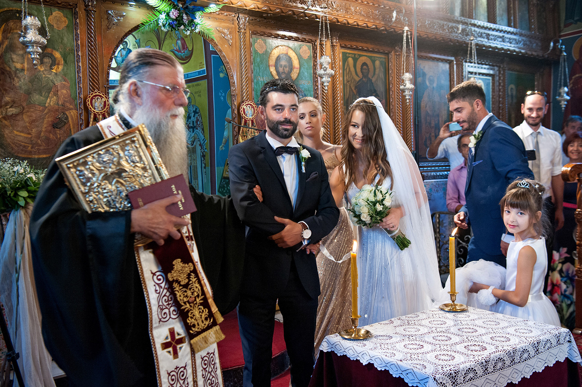 Γαμπρός και νύφη στον χορό του Ησαΐα – παραδοσιακή φωτογράφιση γάμου Χαλκιδικής, Bride and groom dancing the Isaiah dance – traditional wedding photography chalkidiki