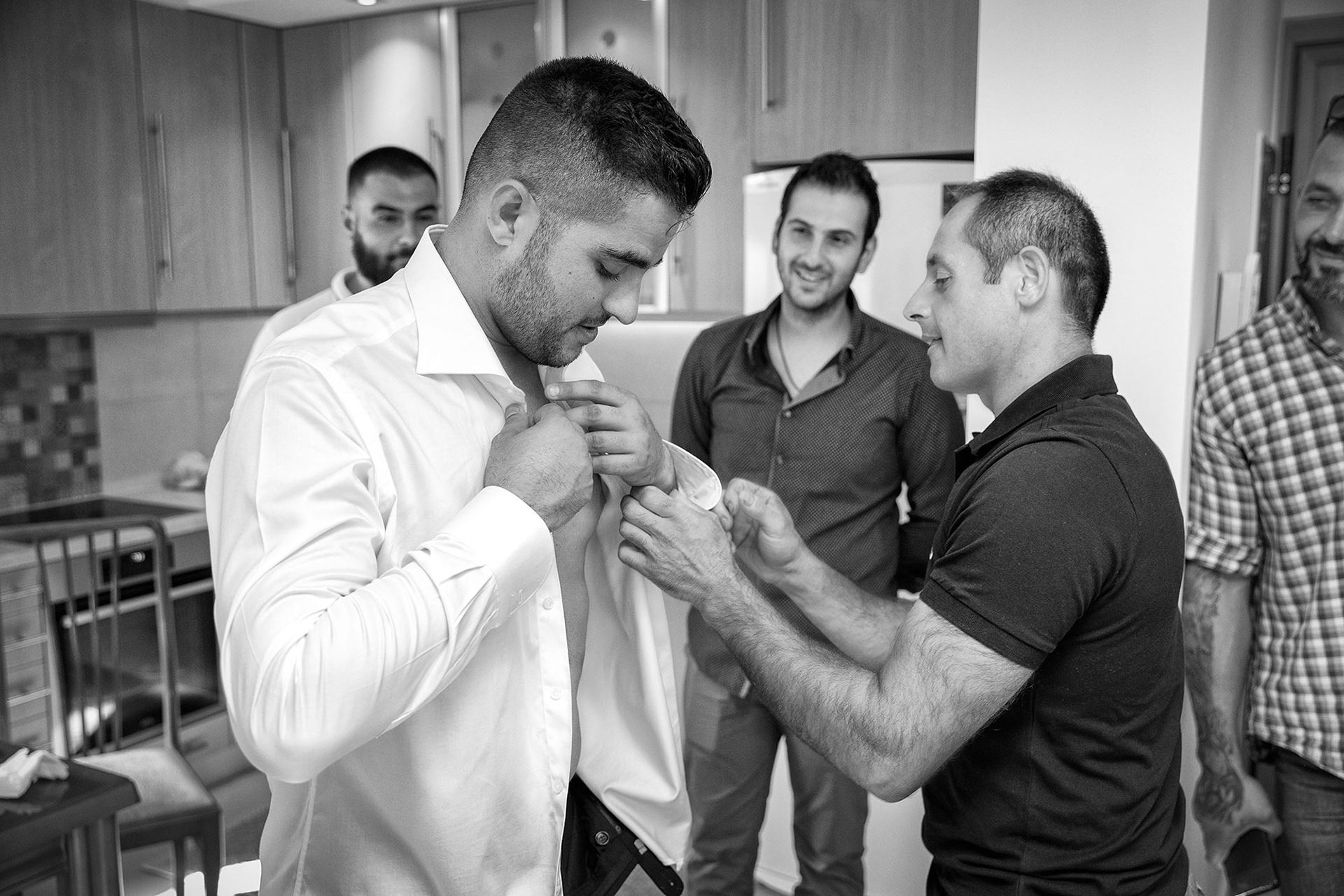 Προετοιμασία γαμπρού πριν τον γάμο – ντύσιμο, λεπτομέρειες και στιγμές με φίλους, Groom getting ready before the wedding – dressing details and candid moments with friends