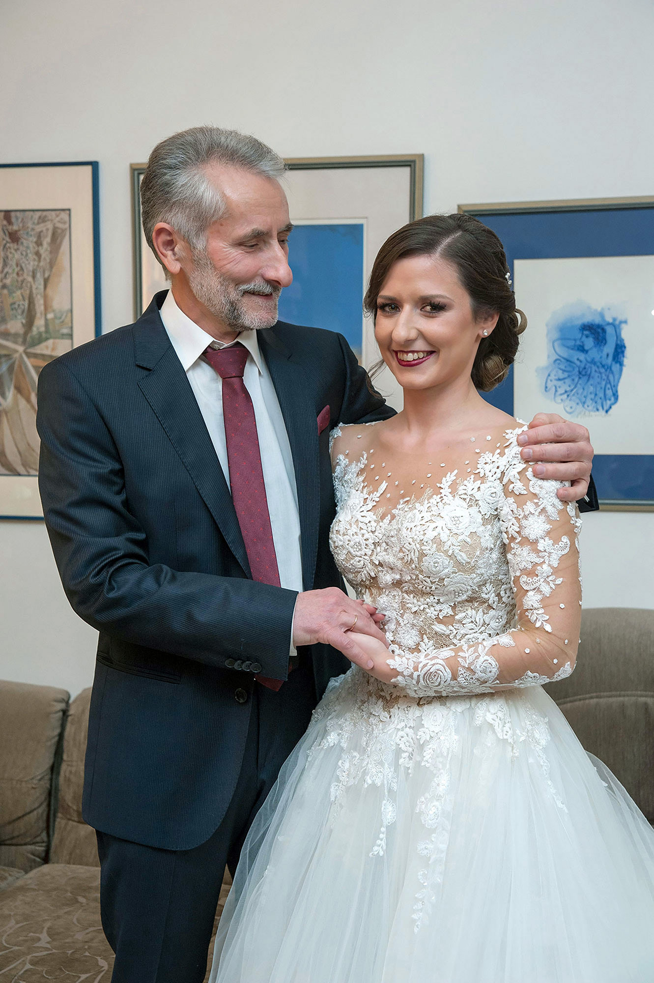 η νύφη με τον πατέρα της πρίν το γάμο, the bride with her father before the wedding,