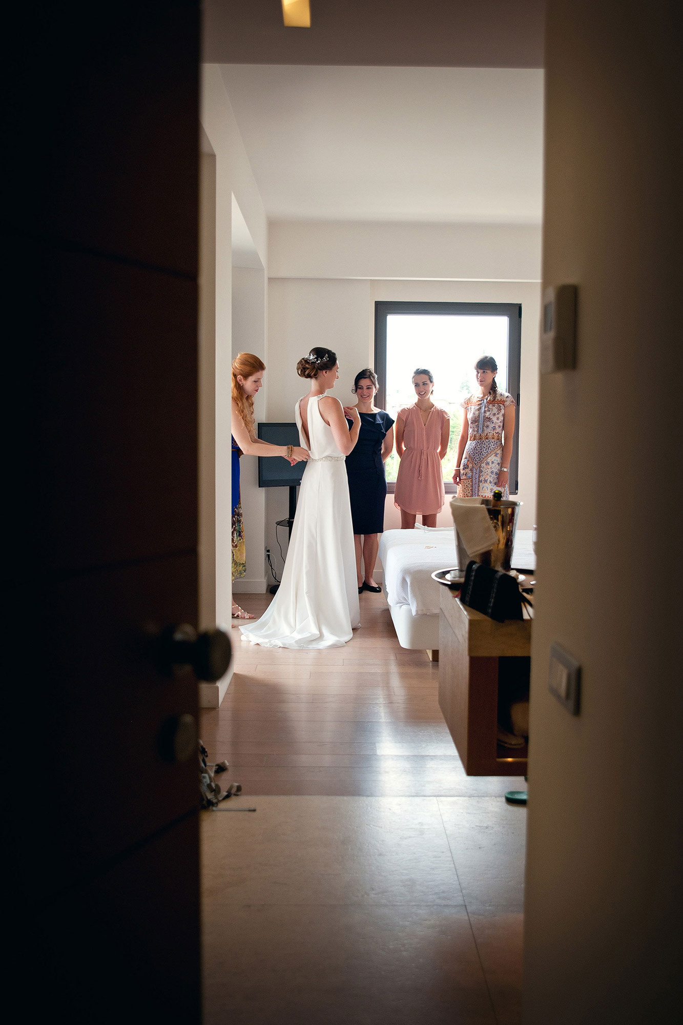 Φωτογράφηση προετοιμασίας  της νύφης με τις φίλες της στο δωμάτιο προετοιμασίας του ξενοδοχείου Litoxoro resort ,    Bride with her bridesmaids in the preparation room of the Litochoro Resort Hotel 