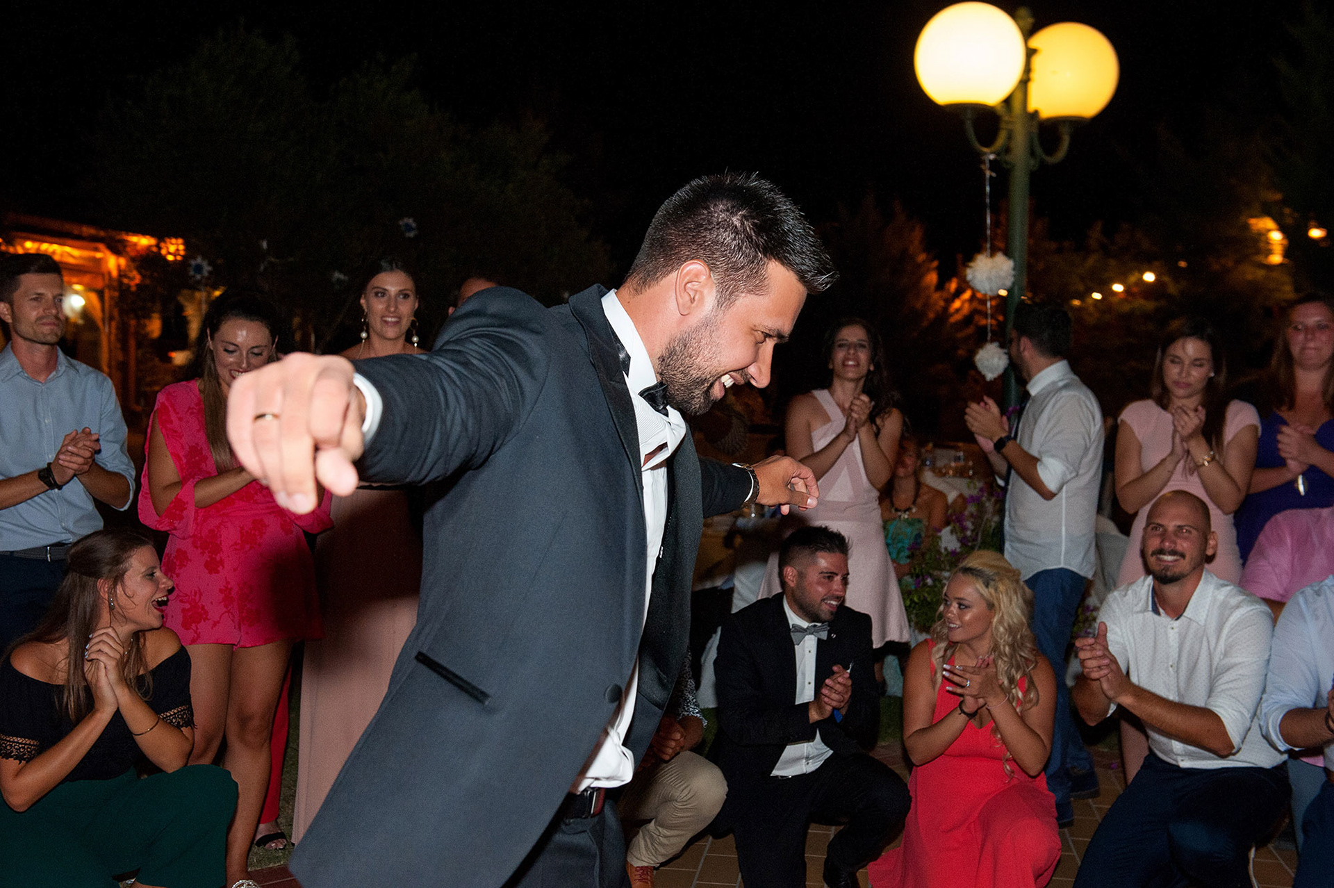 χορός γαμπρού στη δεξίωση του γάμου στην χαλκιδική, groom's dance at the wedding reception in Halkidiki