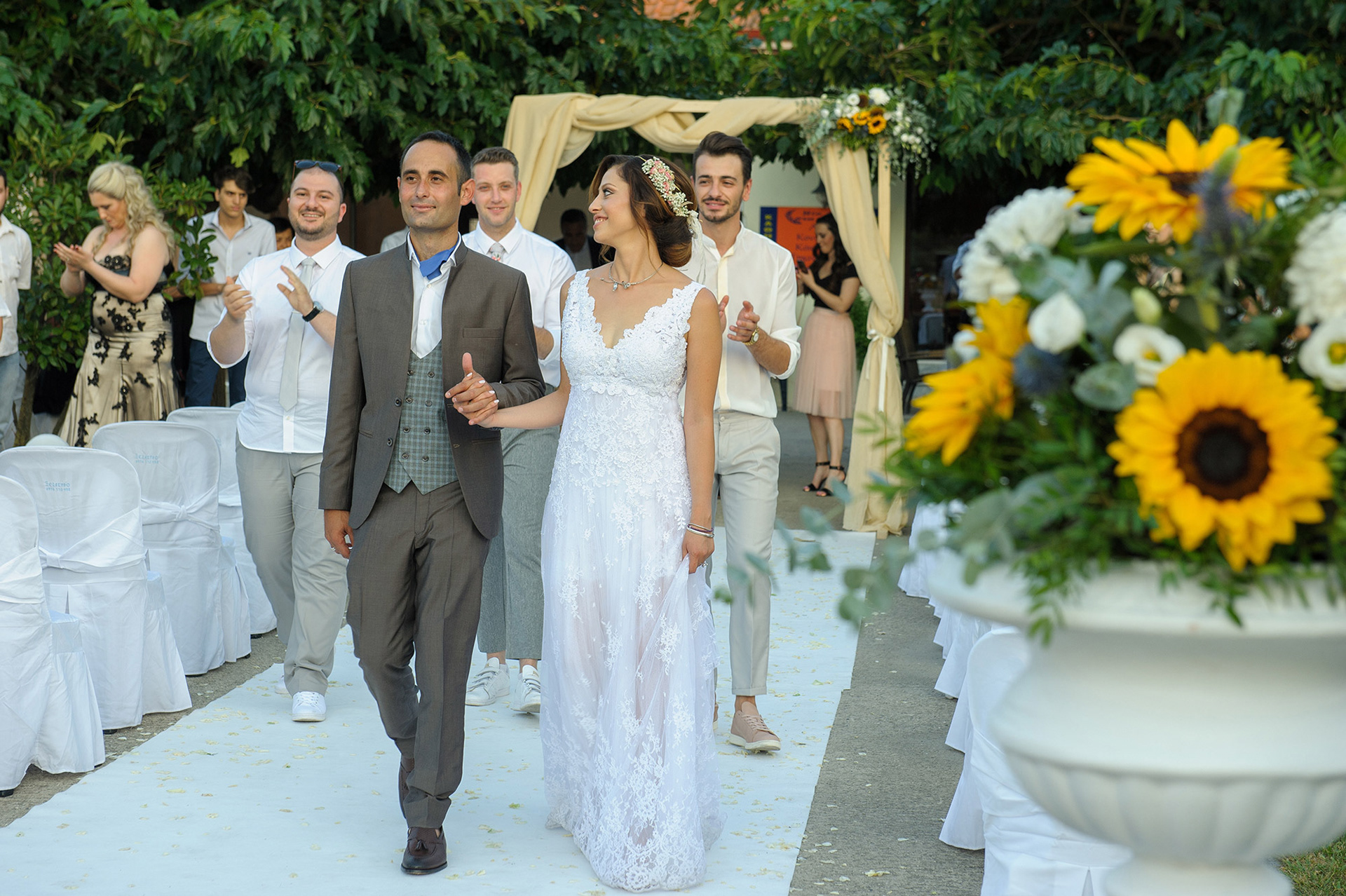 Το ζευγάρι κατευθύνεται στη δεξίωση για τον πρώτο τους χορό μετά την τελετή του πολιτικού γάμου στην Εδεσσα,     The couple heads to the reception for their first dance after the civil wedding ceremony in Edessa