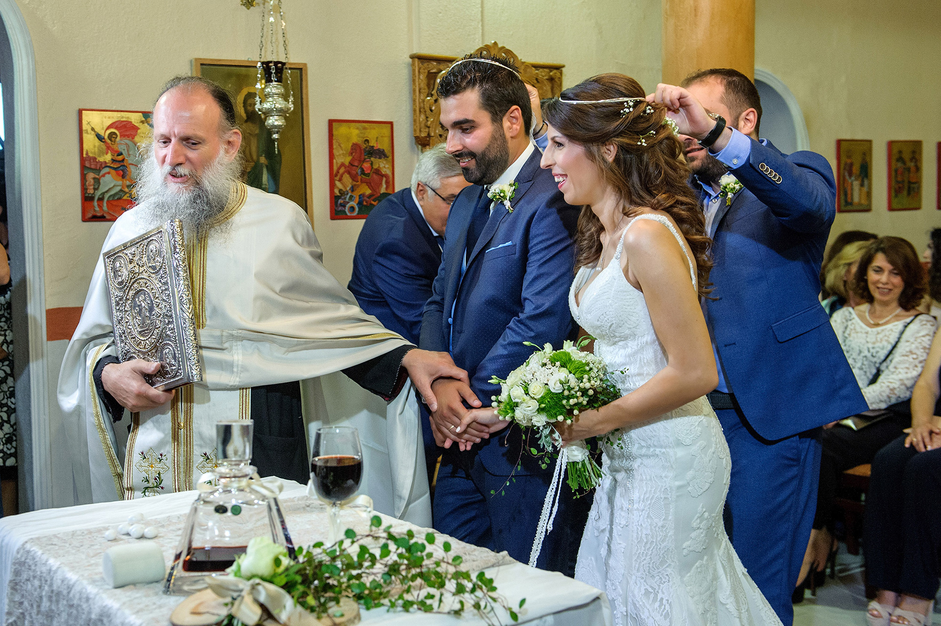 Χορός του Ησαια ,νύφη και γαμπρός σε μια ιερή στιγμή της τελετής του γάμου μέσα στην εκκλησία. The priest crowns the bride and groom in a sacred moment of the wedding ceremony inside the church.