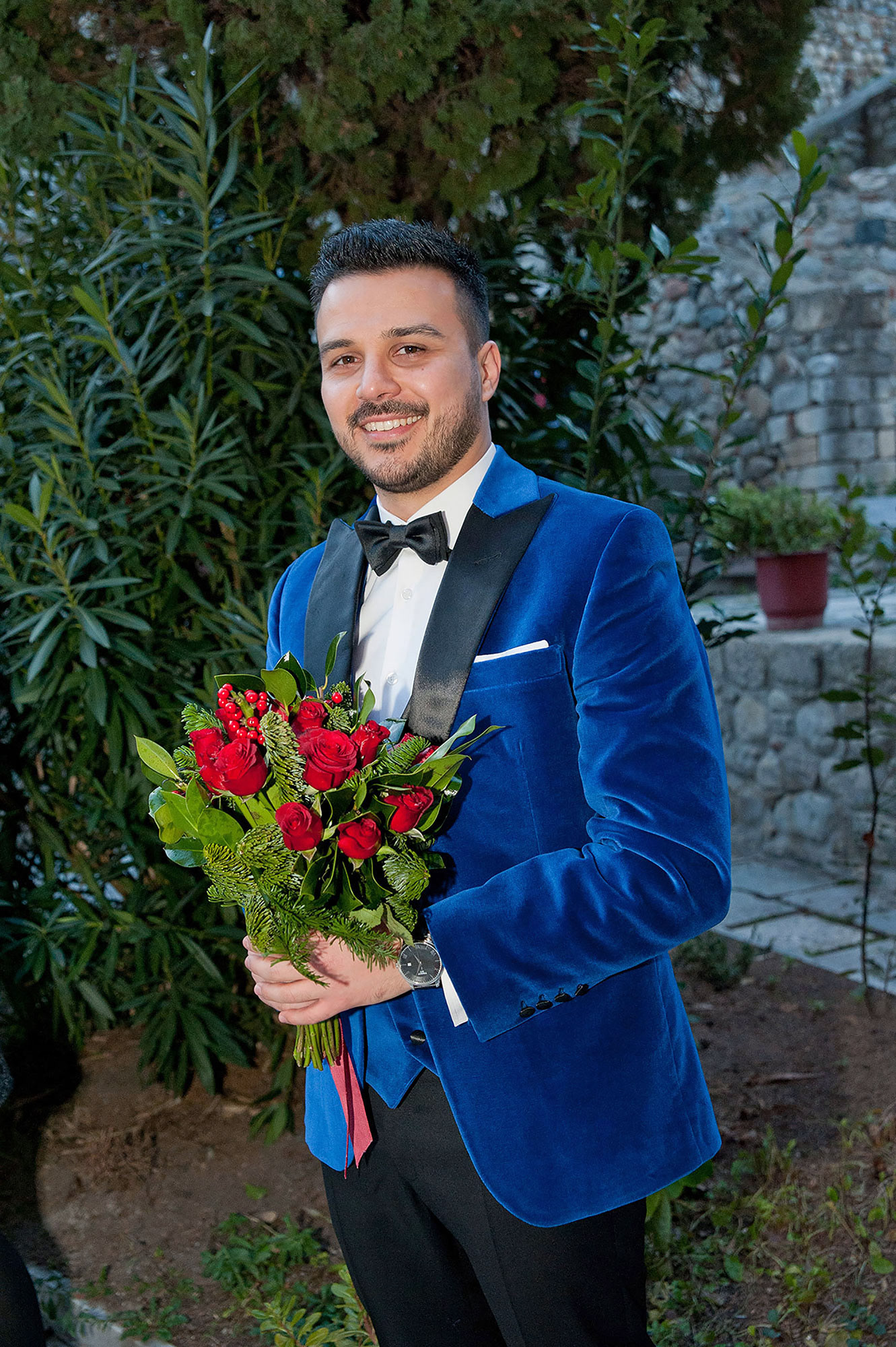 πορτραίτο του γαμπρού έξω από την εκκλησία περιμένοντας τη ύφη