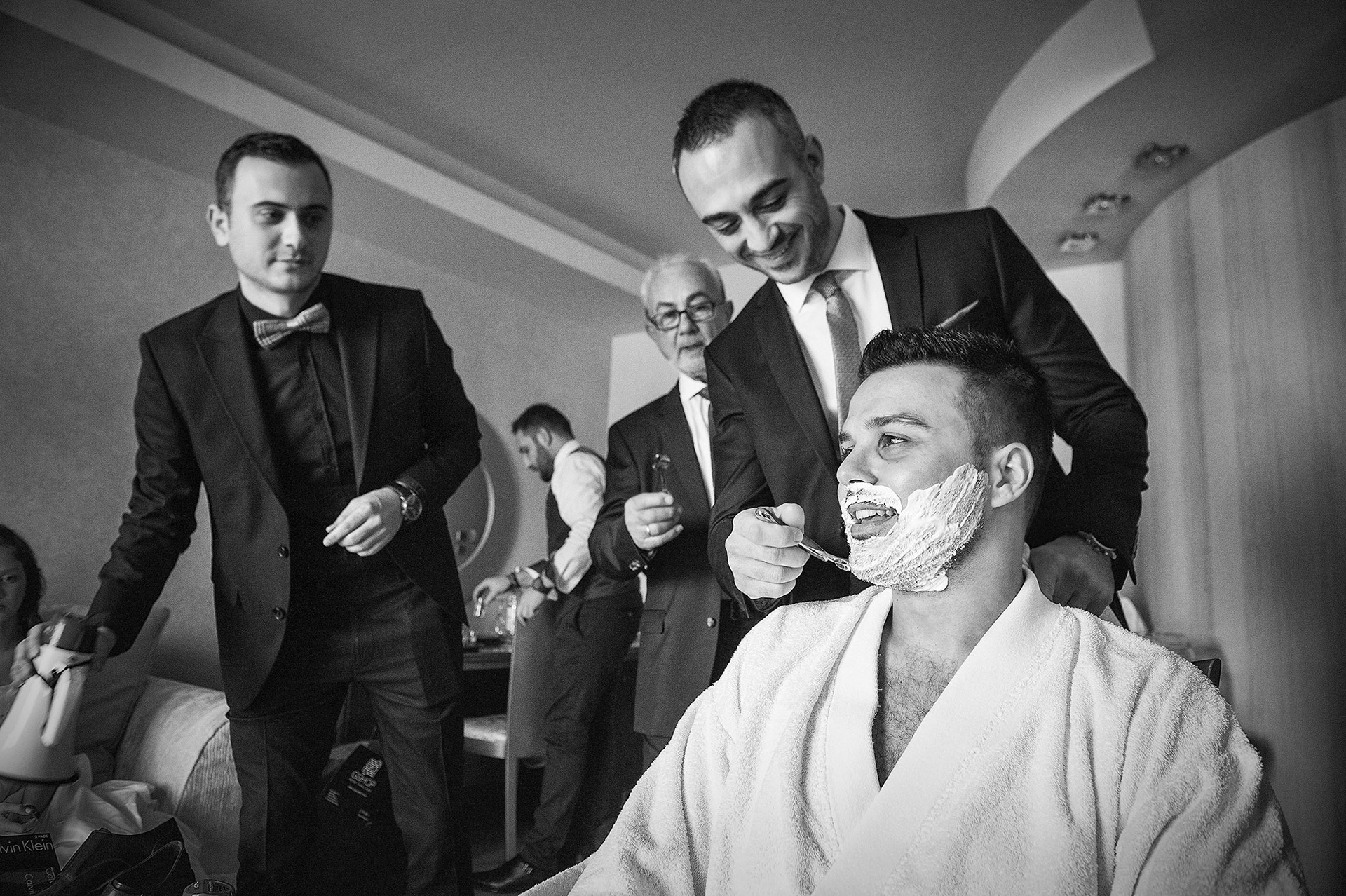 προετοιμασία γαμπρού με φίλους σε ξενοδοχείο στις Σέρρες, groom's preparation with friends at a hotel in Serres,
