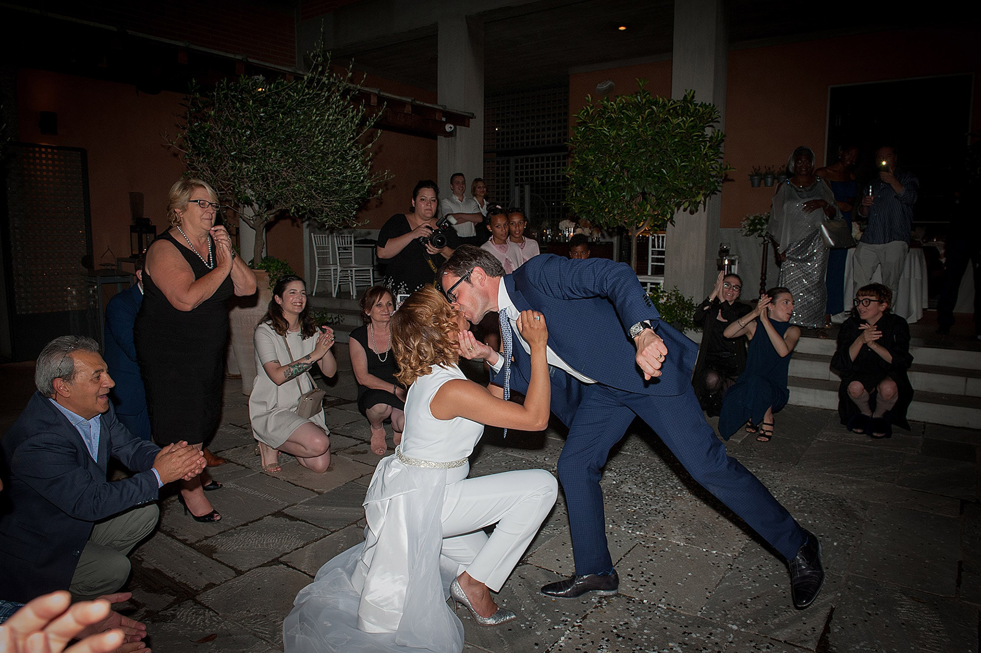 φιλί του γαμπρού στη νύφη πάνω στην πίστα, groom's kiss to the bride on the dance floor