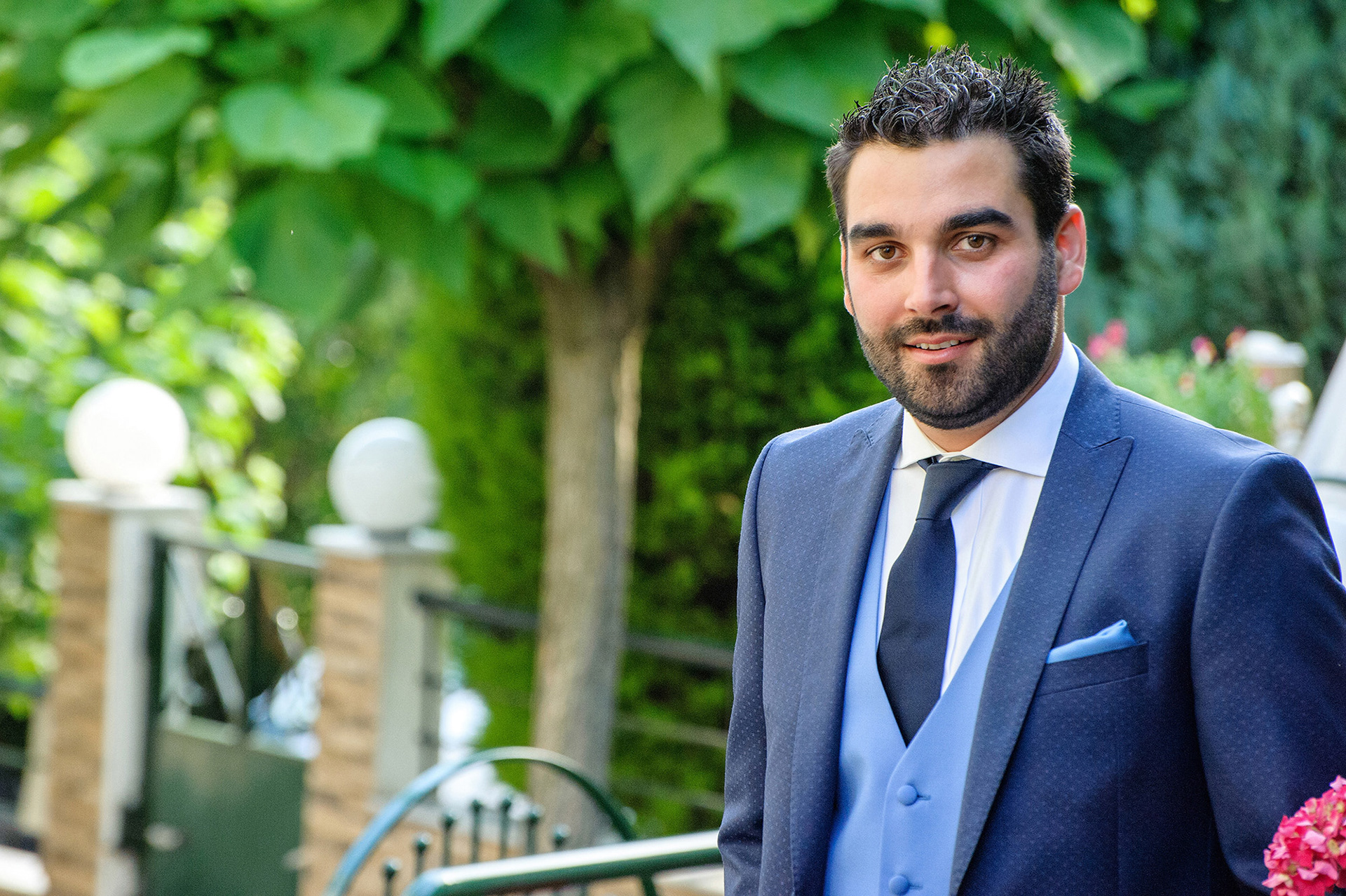 Ο γαμπρός   στον κήπο , επίσημο πορτραίτο .    Groom  posing  in the  garden, elegant  portrait.