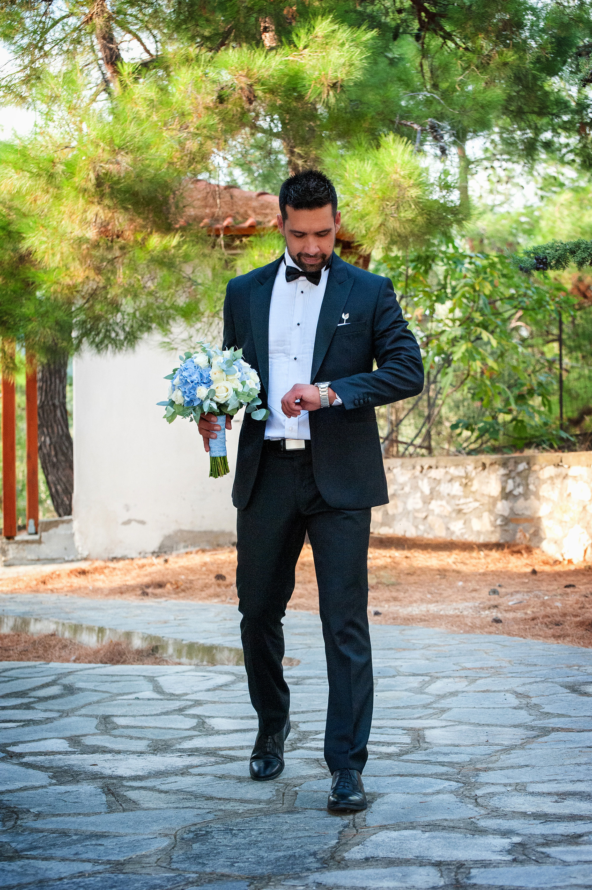 γαμπρός ανυπομονεί για την άφιξη της νύφης στη εκκλησία - φωτογράφισι γάμου χαλκιδικής, groom impatiently waiting for bride to arrive at church - wedding photography chalkidiki