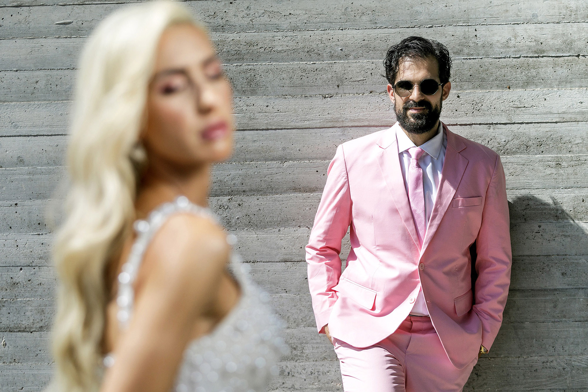 Next day wedding portrait σε αστικό περιβάλλον με artistic στυλ, Next day wedding portrait in urban environment with artistic style
