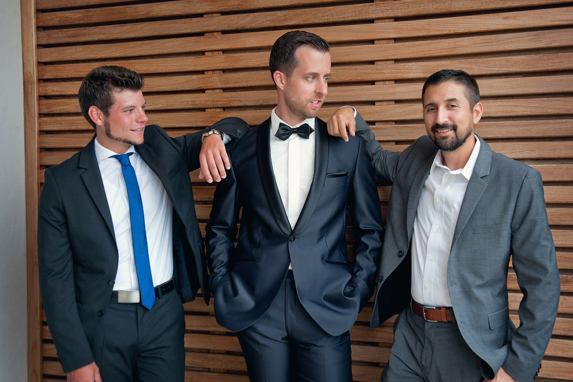 Ο γαμπρός και οι κουμπάροι του γελούν και ποζάρουν χαλαρά στο Λιτόχωρο.  The groom and his best men smiling and posing casually in Litochoro.