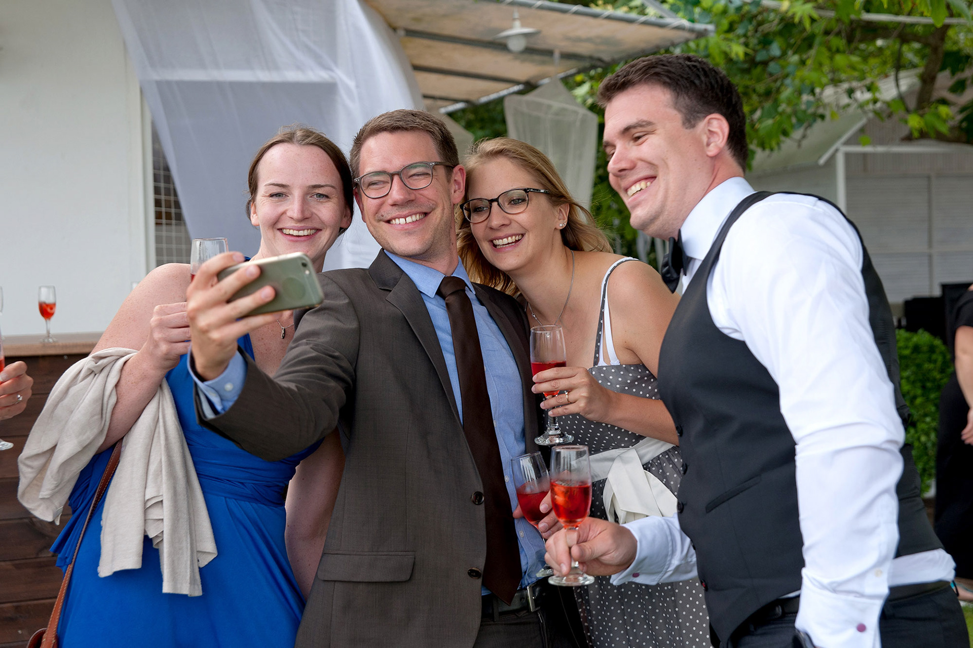 Παρέα φίλων βγάζει selfie στο welcome drink του γάμου στο Λιτόχωρο.    A group of friends taking a selfie during the wedding welcome drink in Litochoro.