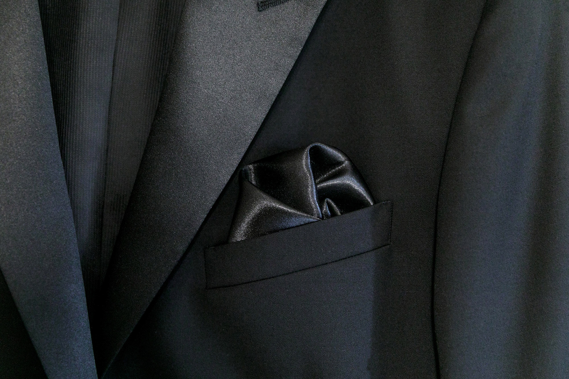 λεπτομέρεια από το κουστούμι του γαμπρού, detail of the groom's suit,