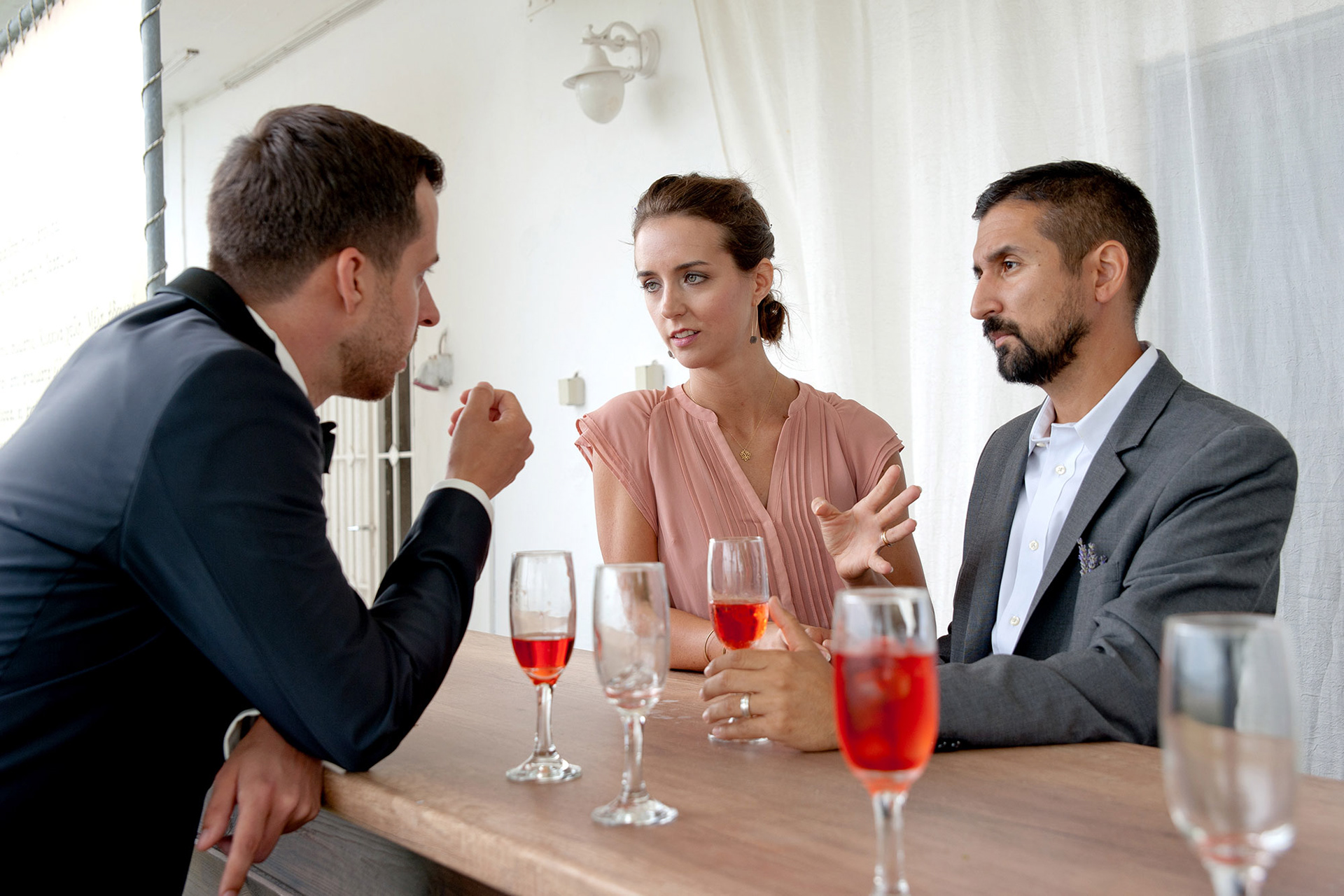 Ο γαμπρός συνομιλεί με συγγενείς του κατά το welcome drink πριν την τελετή στο Λιτόχωρο.     The groom chatting with family during the welcome drink before the ceremony in Litochoro.