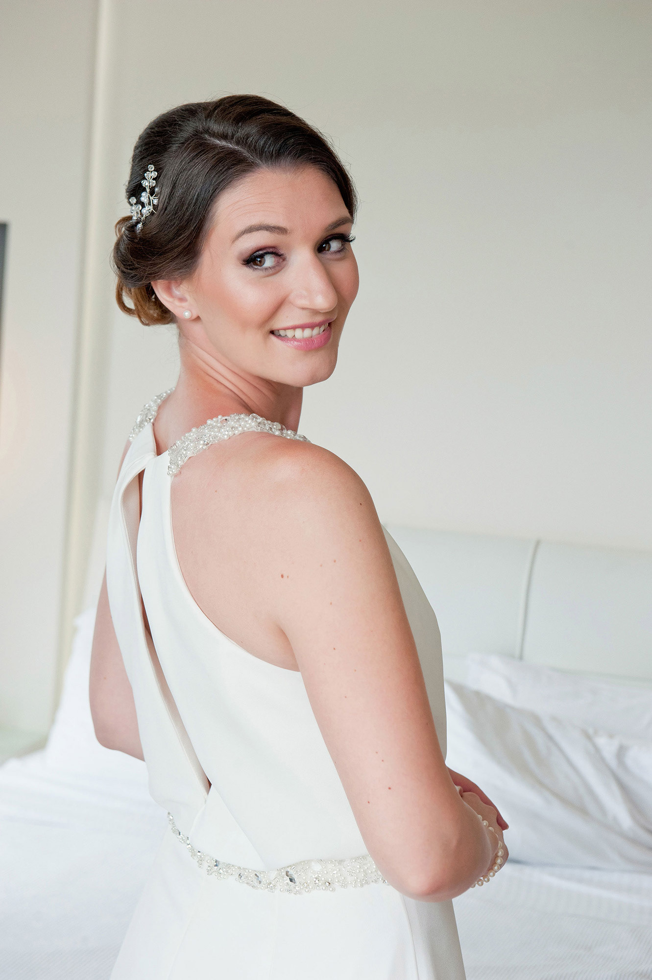 Η νύφη χαμογελά έτοιμη για την τελετή του πολιτικού γάμου στην παραλία του  Λιτοχώρου. Φωτογράφηση πολιτικού γάμου,     The bride smiles, ready for the civil wedding ceremony on the beach of Litochoro. Civil wedding photography