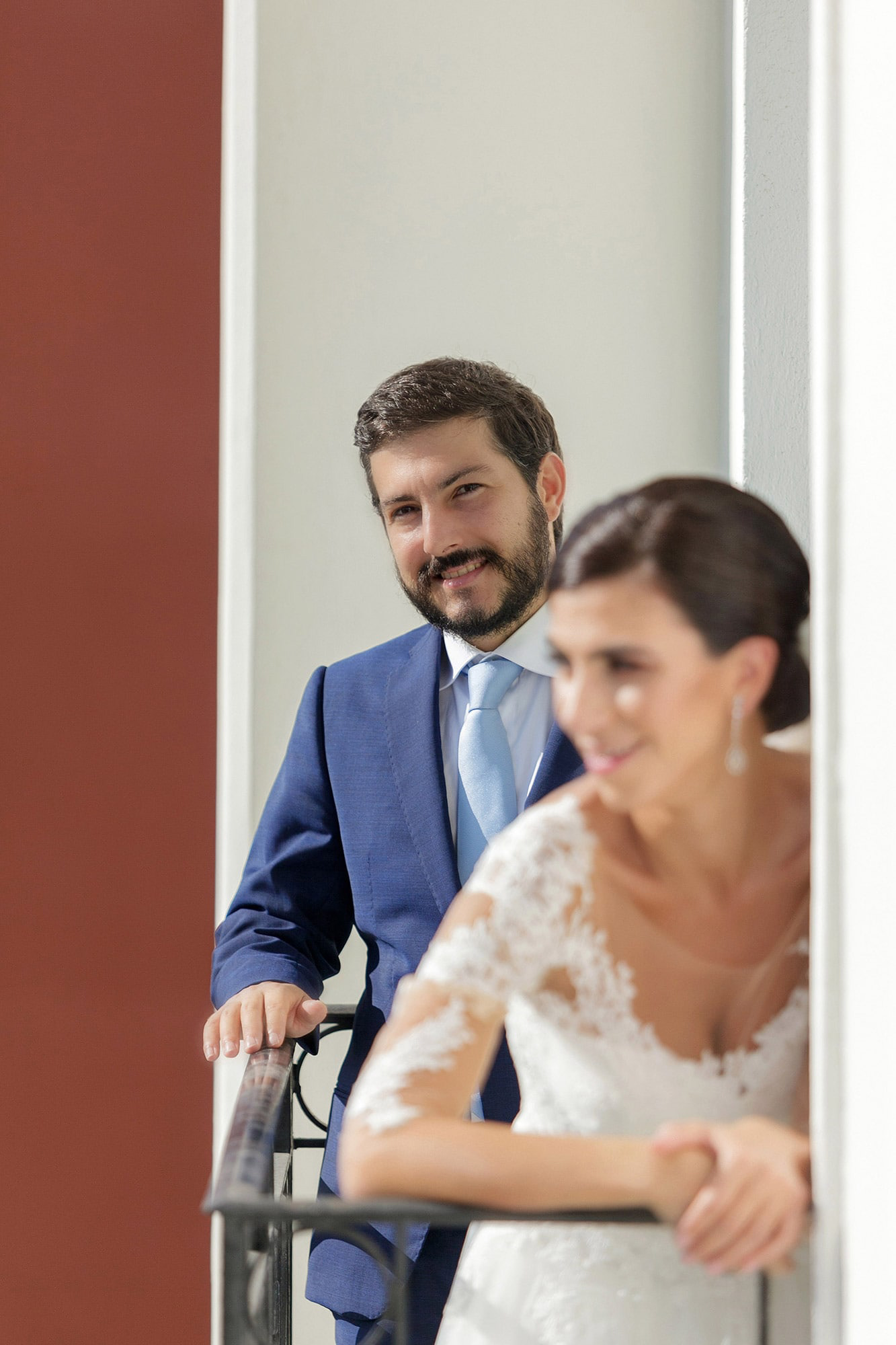 πορτραίτο γαμπρού σε μπαλκόνι του ξενοδοχείο Mediterranean Palace στη θεσσαλονίκη κοιτάει τη θάλασσα σε φωτογράφιση γάμου next day , Portrait of a groom on a balcony of the Mediterranean Palace Hotel in Thessaloniki looking at the sea in a wedding photoshoot next day