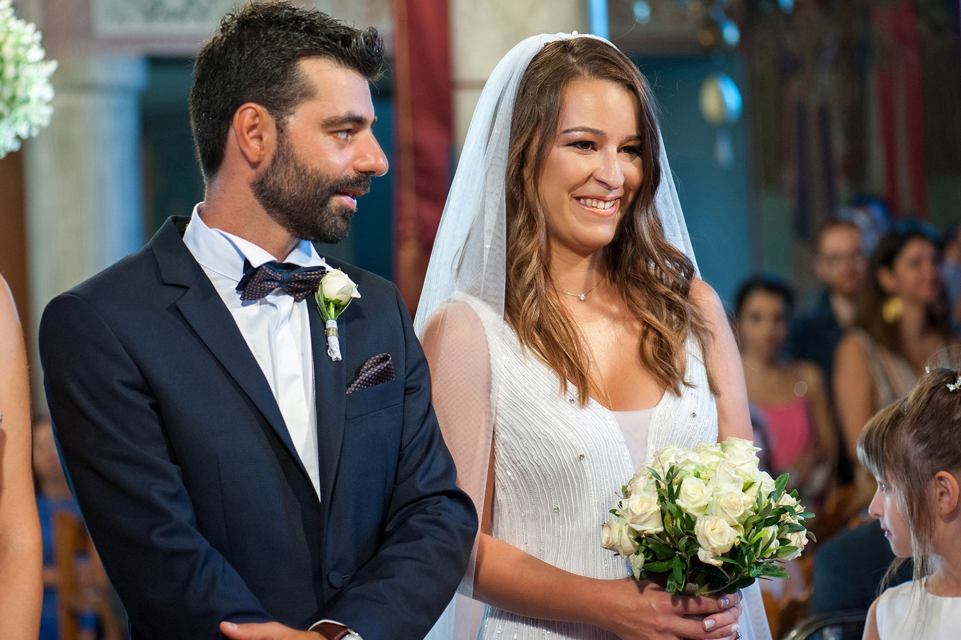 κοντινό πλάνο ζευγαριού στην εκκλησία από τη φωτογράφιση γάμου στη Χαλκιδική, close-up of a couple in the church from the wedding photography in chalkidiki