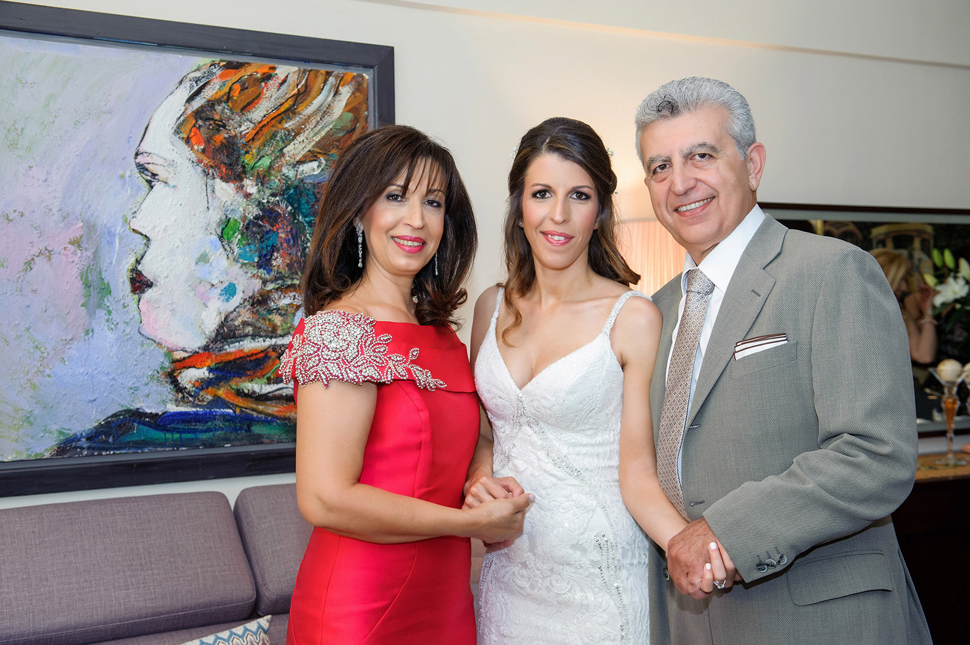 Οικογενειακό πορτραίτο με τη νύφη και τους γονείς της, φωτογράφιση προετοιμασίας γάμου στη Θεσσαλονίκη.,        Family portrait of the bride with her parents, pre-wedding preparation photography in Thessaloniki.