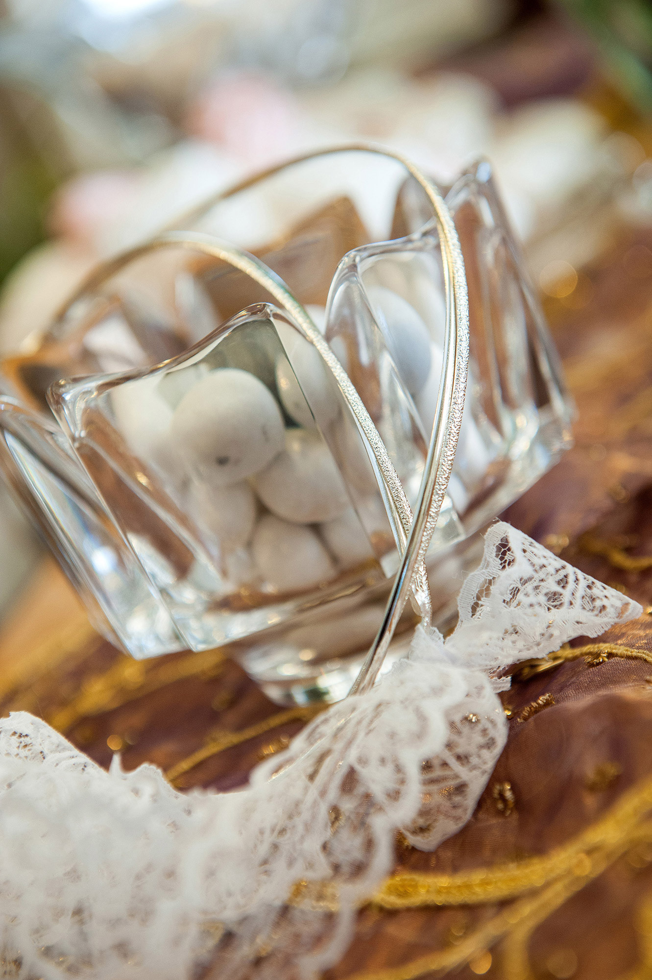 Καλλιτεχνική φωτογράφιση στεφάνων και μπομπονιέρας, λεπτομέρεια από γάμο στη Θεσσαλονίκη με elegant στυλ.,      Artistic photography of wreaths and favors, detail from a wedding in Thessaloniki with elegant style. 