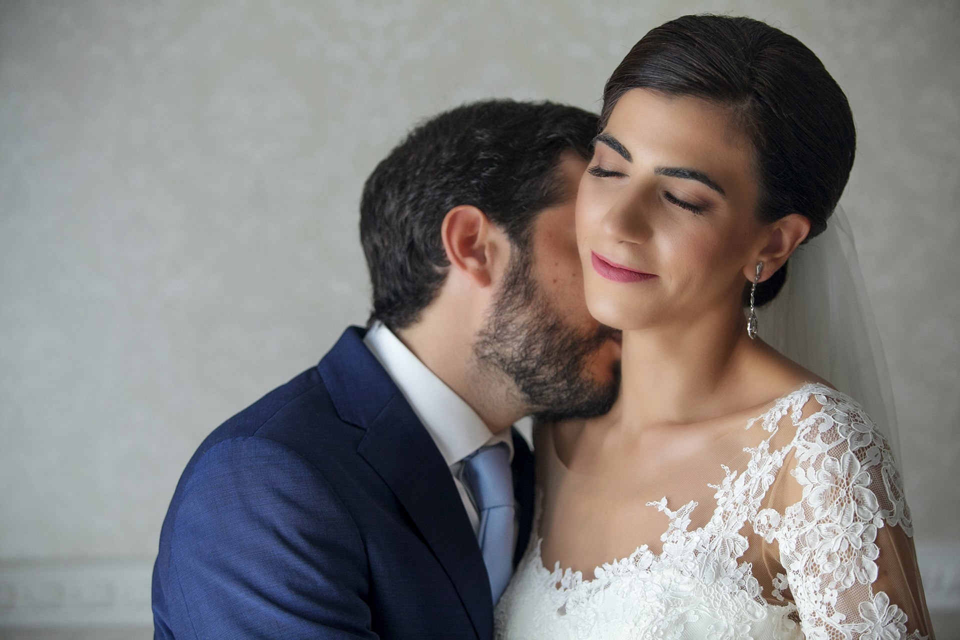 γαμπρός φιλάει τρυφερά τη νύφη στο ξενοδοχείο Mediterranean Palace στη θεσσαλονίκη σε ρομαντική φωτογράφιση γάμου next day , Groom tenderly kisses the bride at the Mediterranean Palace Hotel in Thessaloniki in a romantic wedding photoshoot next day