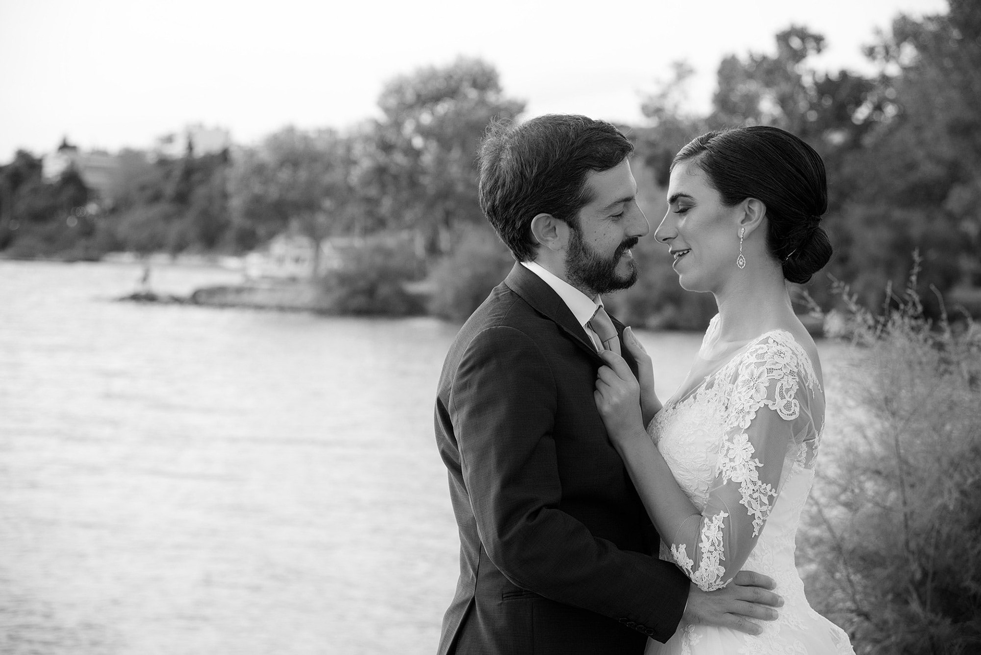 τρυφερά βλέμματα γαμπρού και νύφης δίπλα στη θάλασσα σε next day φωτογράφιση , tender looks of the bride and groom by the sea in a next day photoshoot