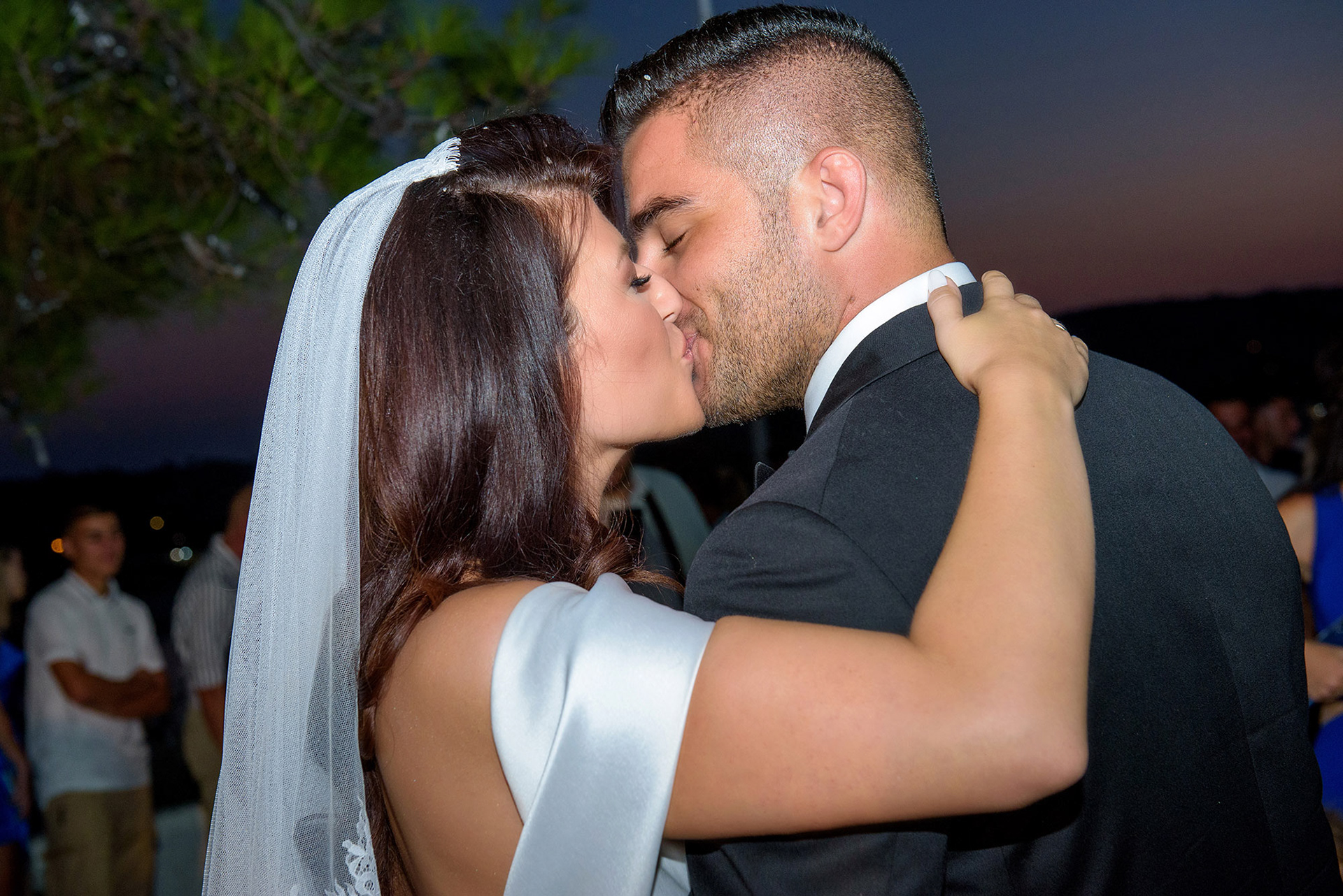 Πρώτο φιλί ζευγαριού μετά το μυστήριο, First kiss of the couple after the wedding ceremony