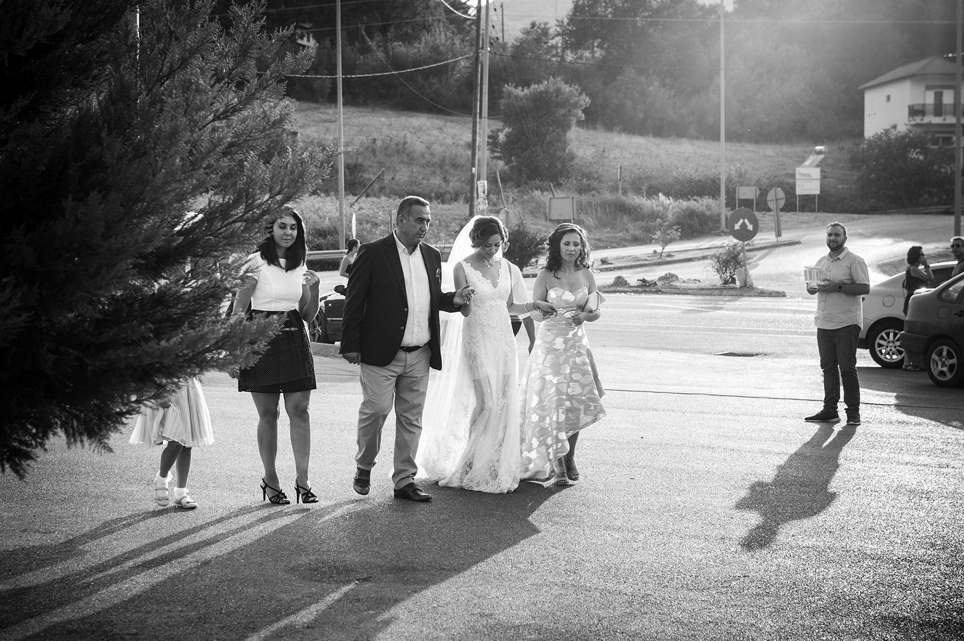 Ο πατέρας συνοδεύει την κόρη του στον χώρο του γάμου - φωτογράφιση γάμου στην Εδεσσα, Father accompanies his daughter to the wedding venue - wedding photography in Edessa