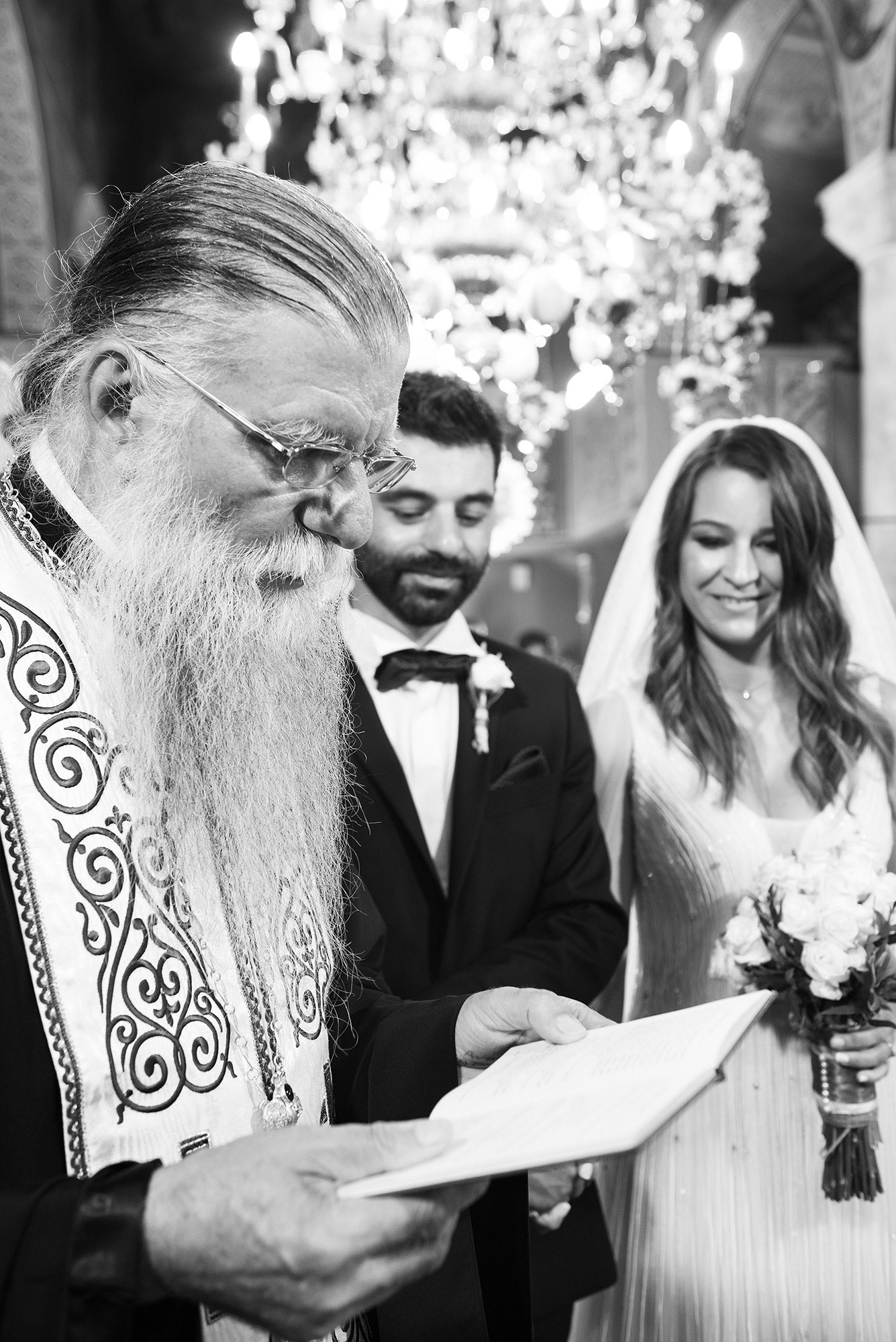 Ιερέας διαβάζει ευχές στο ζευγάρι – μυστήριο γάμου Χαλκιδικής, Priest reading blessings to the couple – wedding ceremony chalkidiki