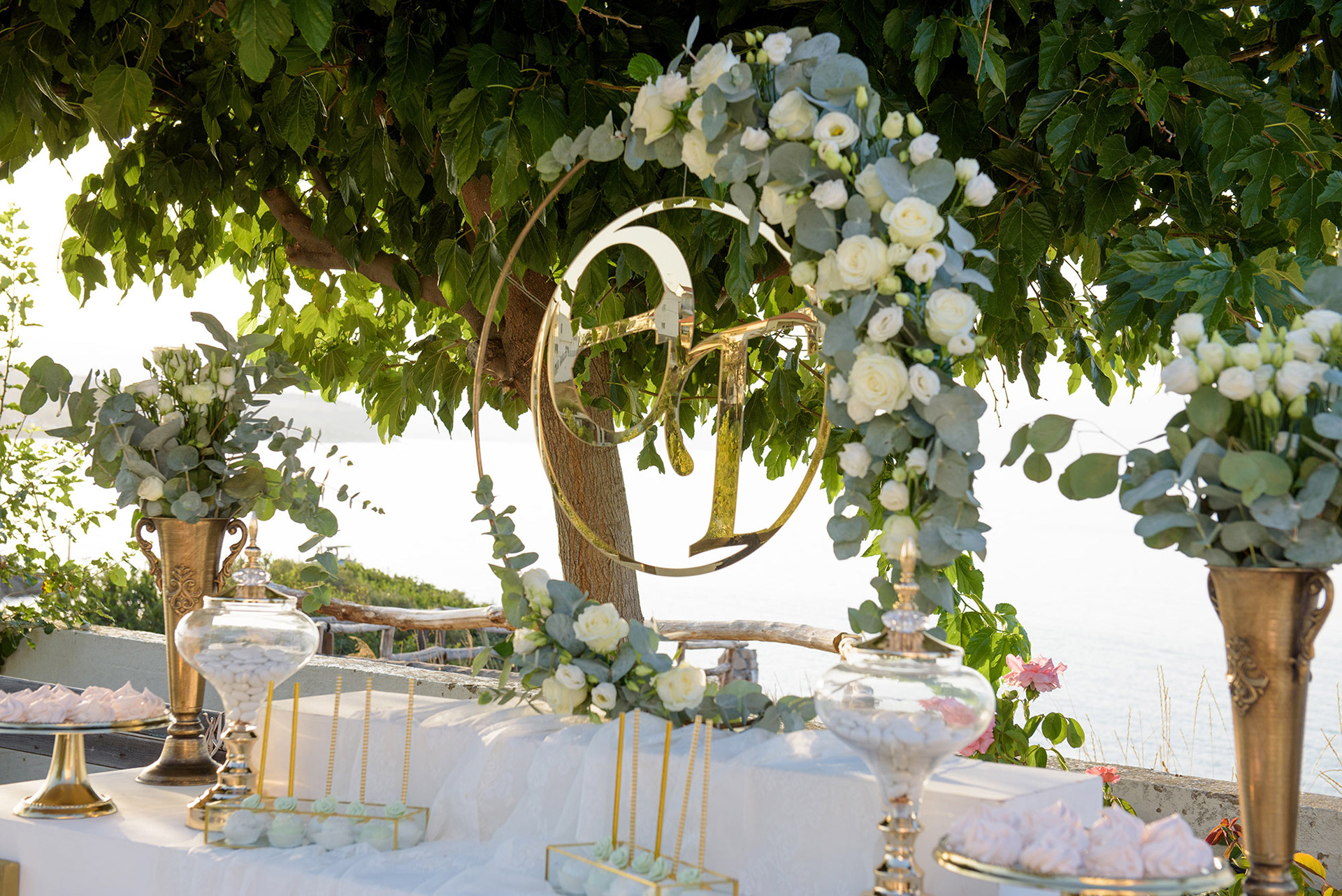 στολισμός για το γάμο έξω από την εκκλησία , wedding decorations outside the church