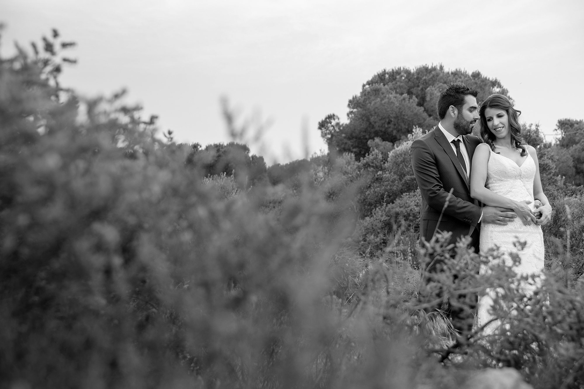 Ασπρόμαυρη φωτογραφία του ζευγαριού την επόμενη μέρα του γάμου, σε μια τρυφερή στιγμή μέσα στη φύση.       Black and white photo of the couple on their wedding next day, sharing a tender moment in nature.