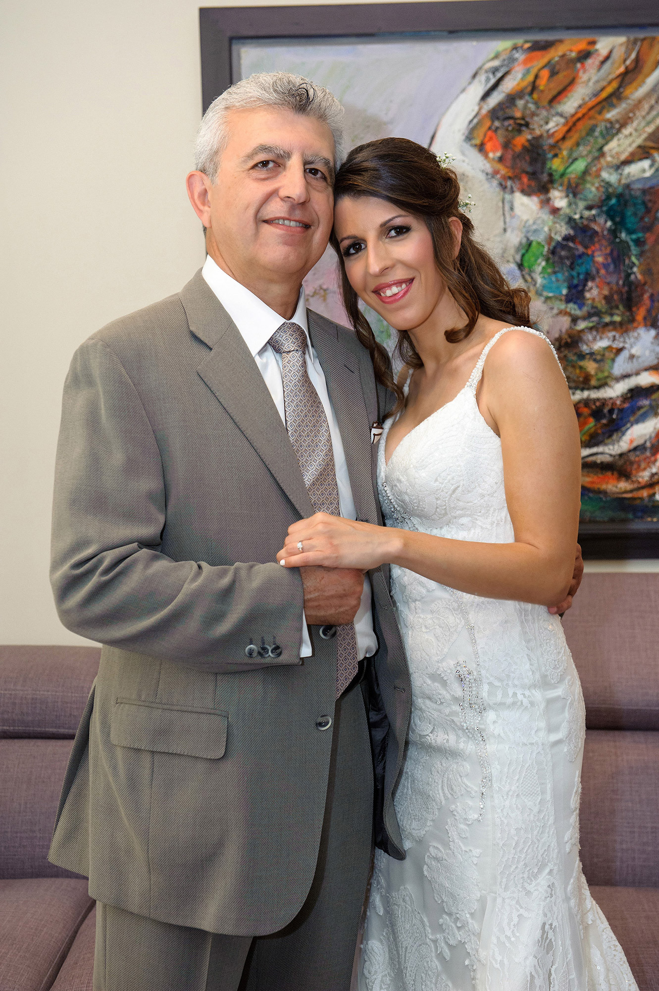 Η νύφη ποζάρει με τον πατέρα της λίγο πριν τον γάμο, συναισθηματική φωτογράφιση προετοιμασίας.     The bride posing with her father before the ceremony, emotional pre-wedding photo.