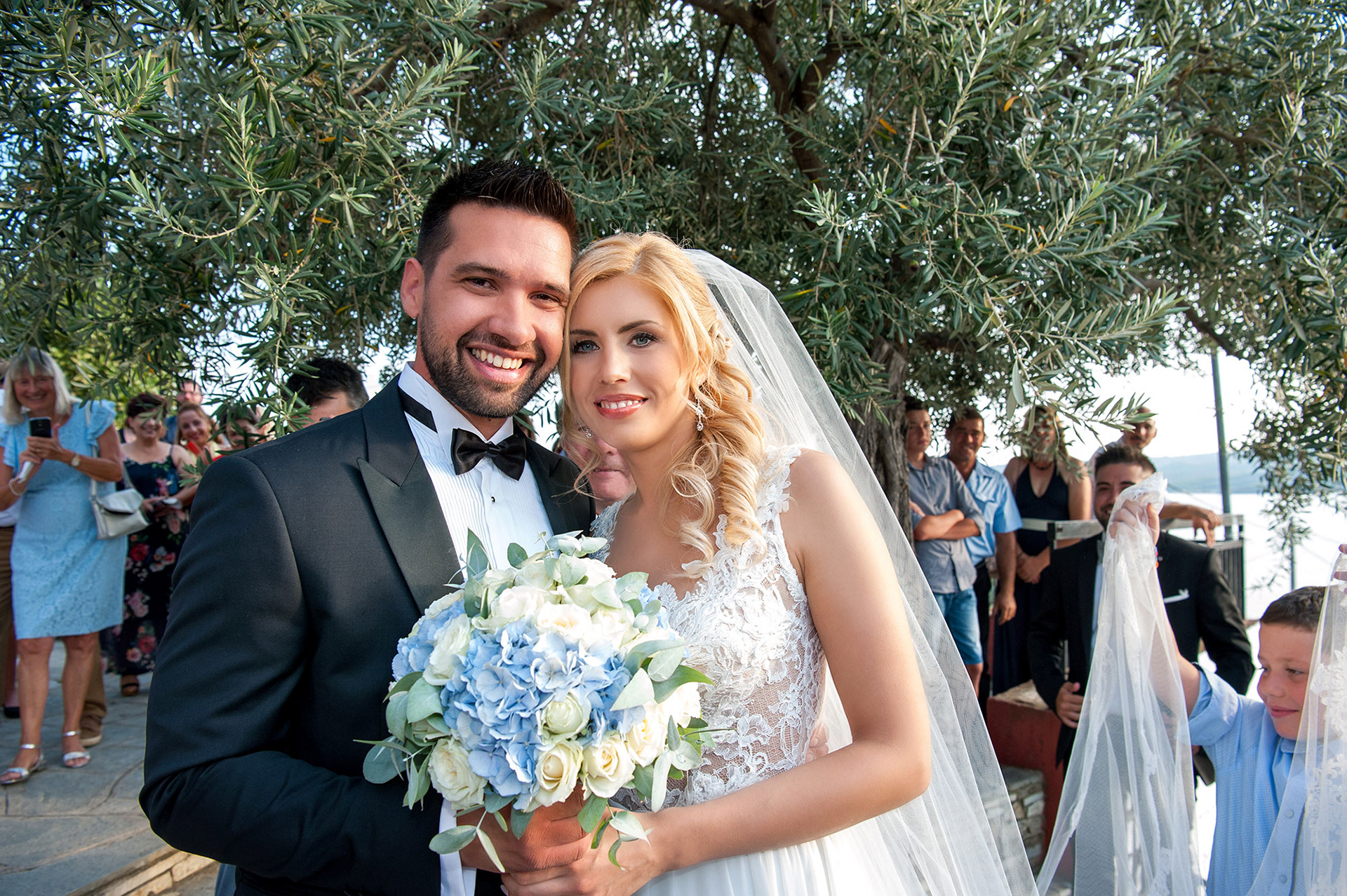 πορτραίτο γαμπρού και νύφης έξω απο την εκκλησία πρίν το γάμο , portrait of bride and groom outside the church before the wedding