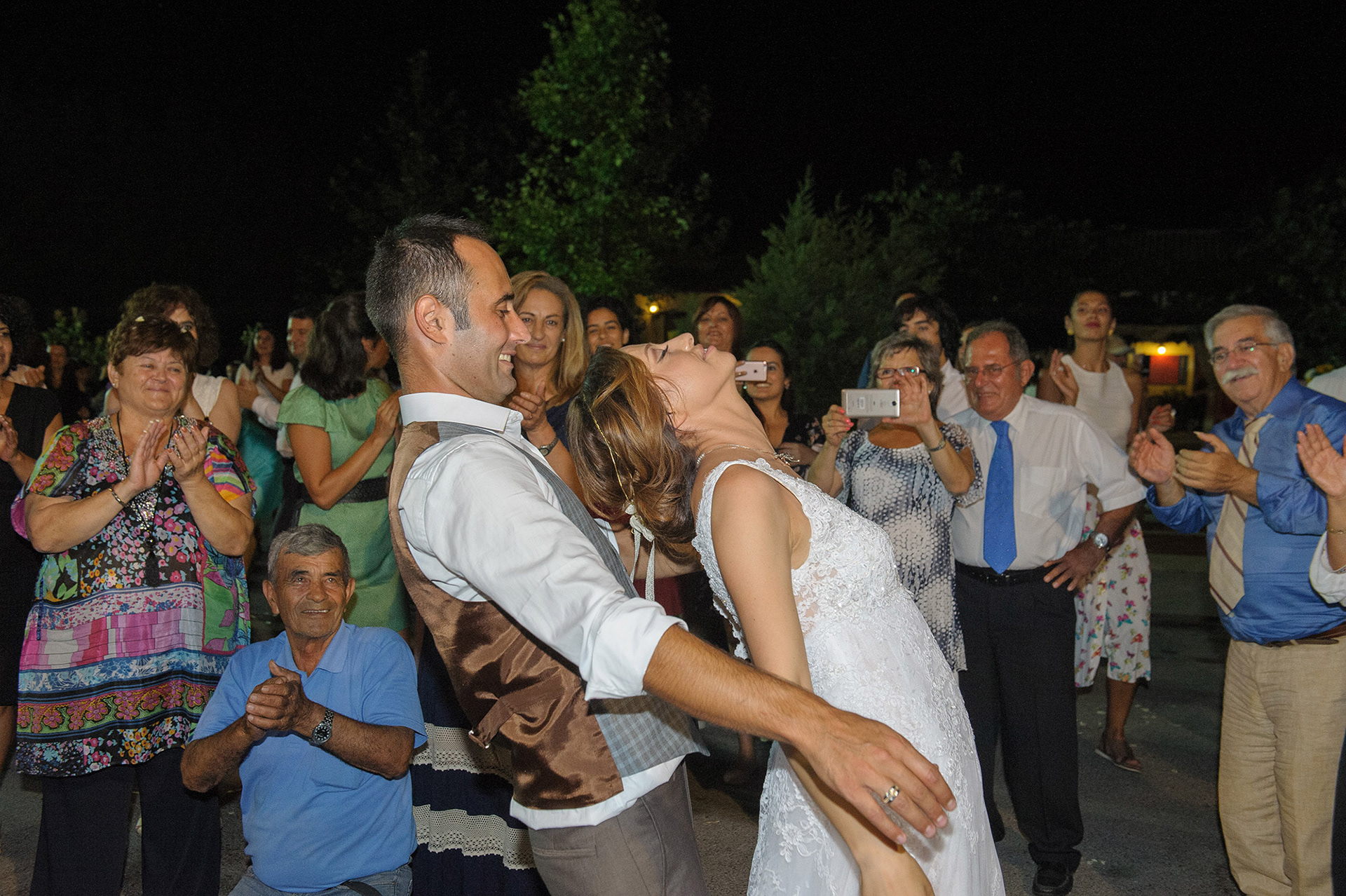 Το ζευγάρι χορεύει μαζί με τους καλεσμένους στη δεξίωση του γάμου τους - φωτογράφιση γάμου, The couple dances with the guests at their wedding reception - wedding photography