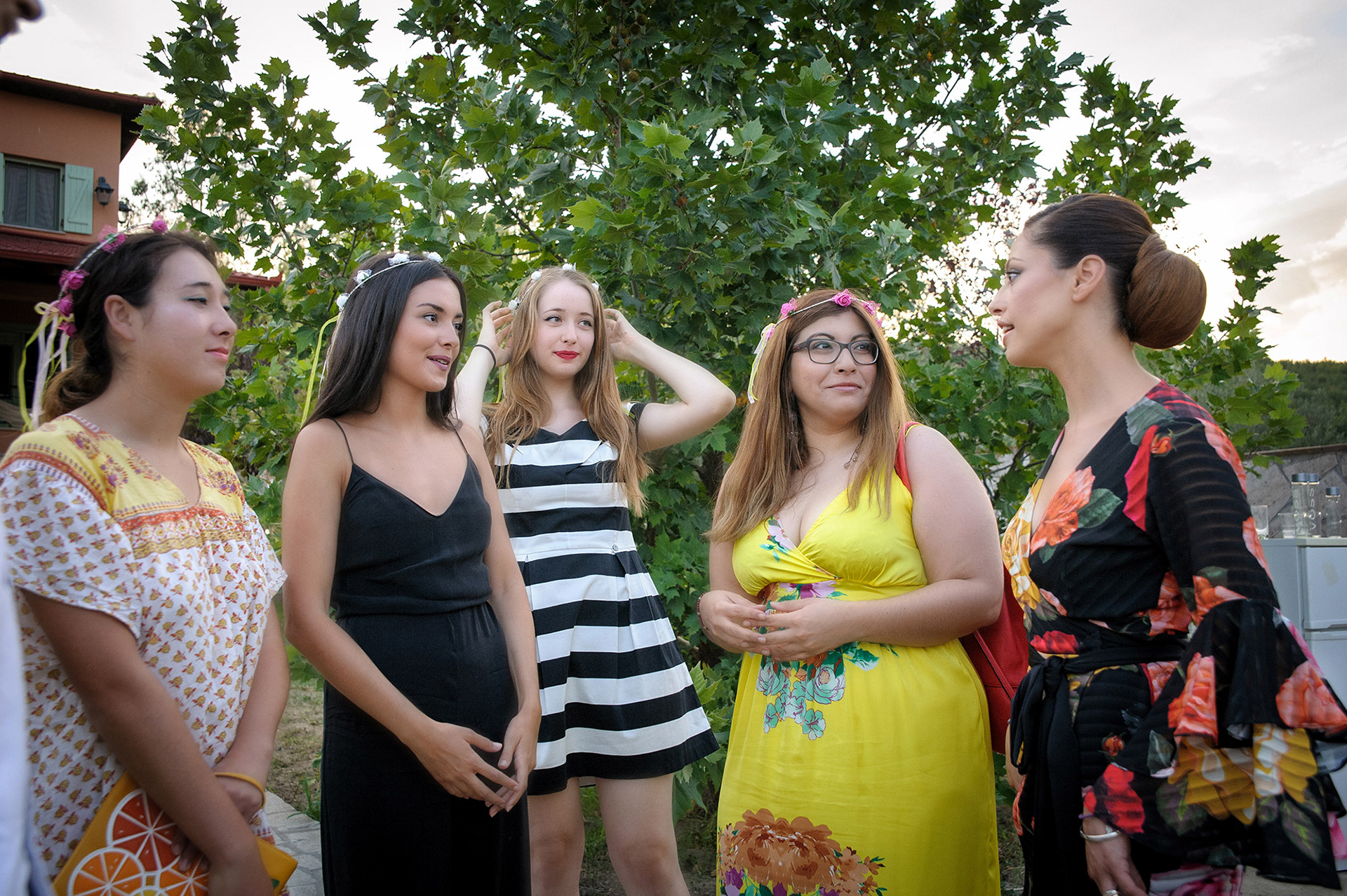 Η νύφη με τις φίλες της γελούν και ποζάρουν στην αυλή πριν τη χένα.  Bride with her friends smiling and posing in the yard before henna night.