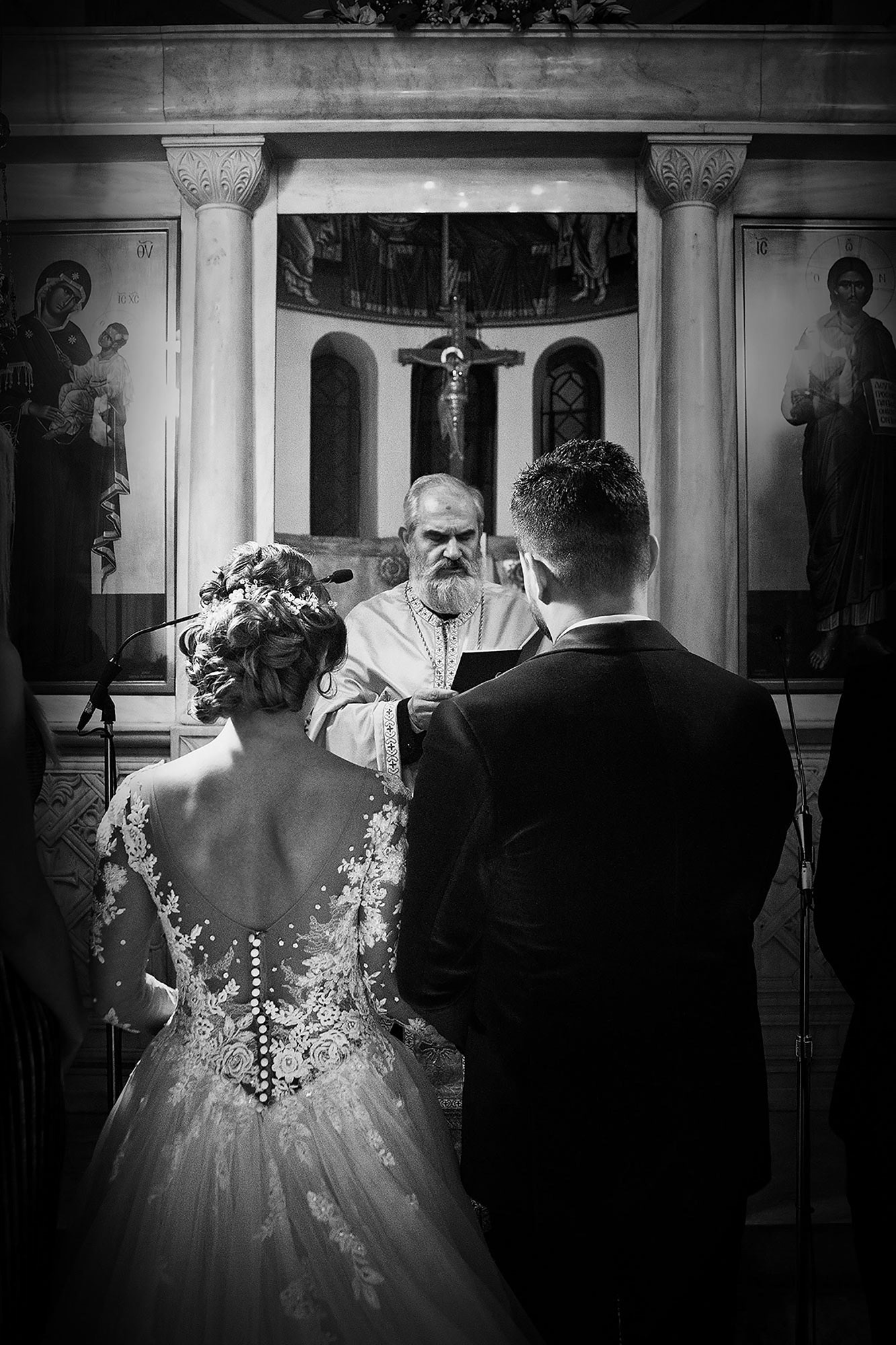 Ιερέας διαβάζει ευχές στο ζευγάρι, Priest reading blessings to the bride and groom