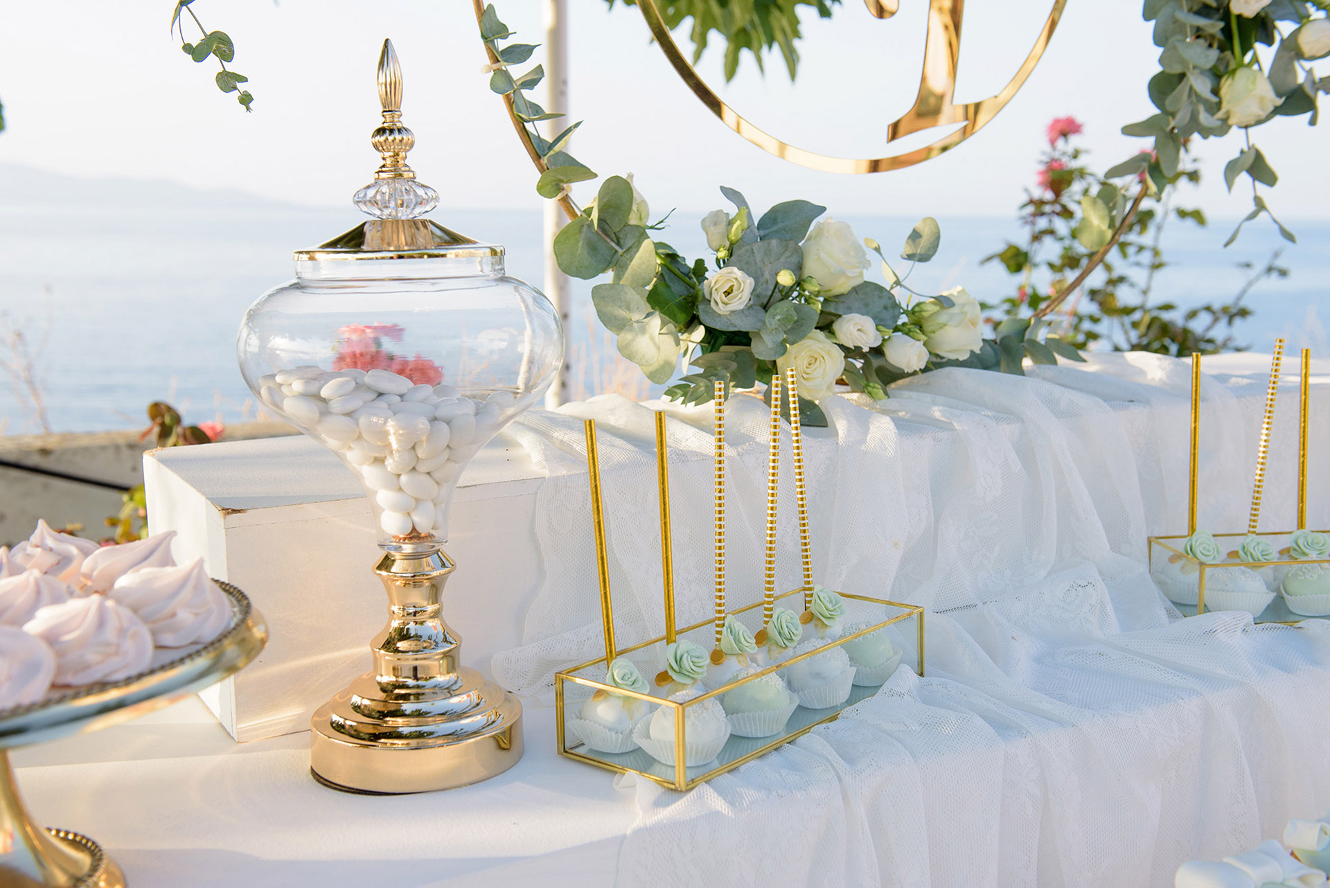 στολισμός για το γάμο έξω από την εκκλησία , wedding decorations outside the church