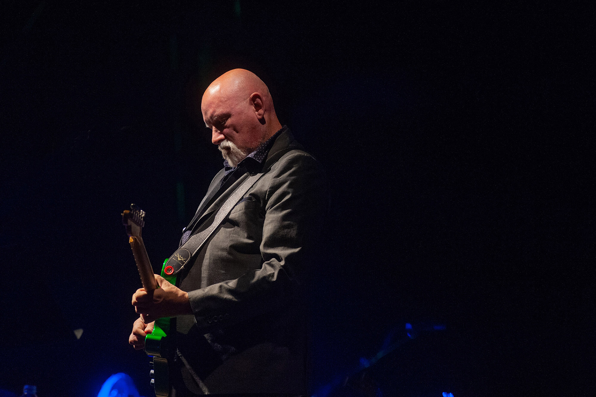 Αυθεντικό concert photojournalism με τον Brendan Perry των Dead Can Dance σε στιγμή απόλυτης συγκέντρωσης με την ηλεκτρική κιθάρα - Authentic concert photojournalism of Brendan Perry of Dead Can Dance in deep concentration with his electric guitar