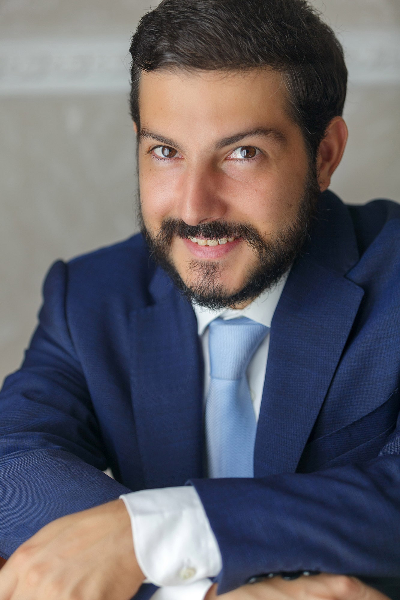 χαμογελαστό πορτραίτο γαμπρού κατα την προετοιμασία του στο ξενοδοχείο Mediterranean Palace στη Θεσσαλονίκη για τη φωτογράφιση next day , smiling portrait of a groom during his preparation at the Mediterranean Palace Hotel in Thessaloniki for the next day photoshoot
