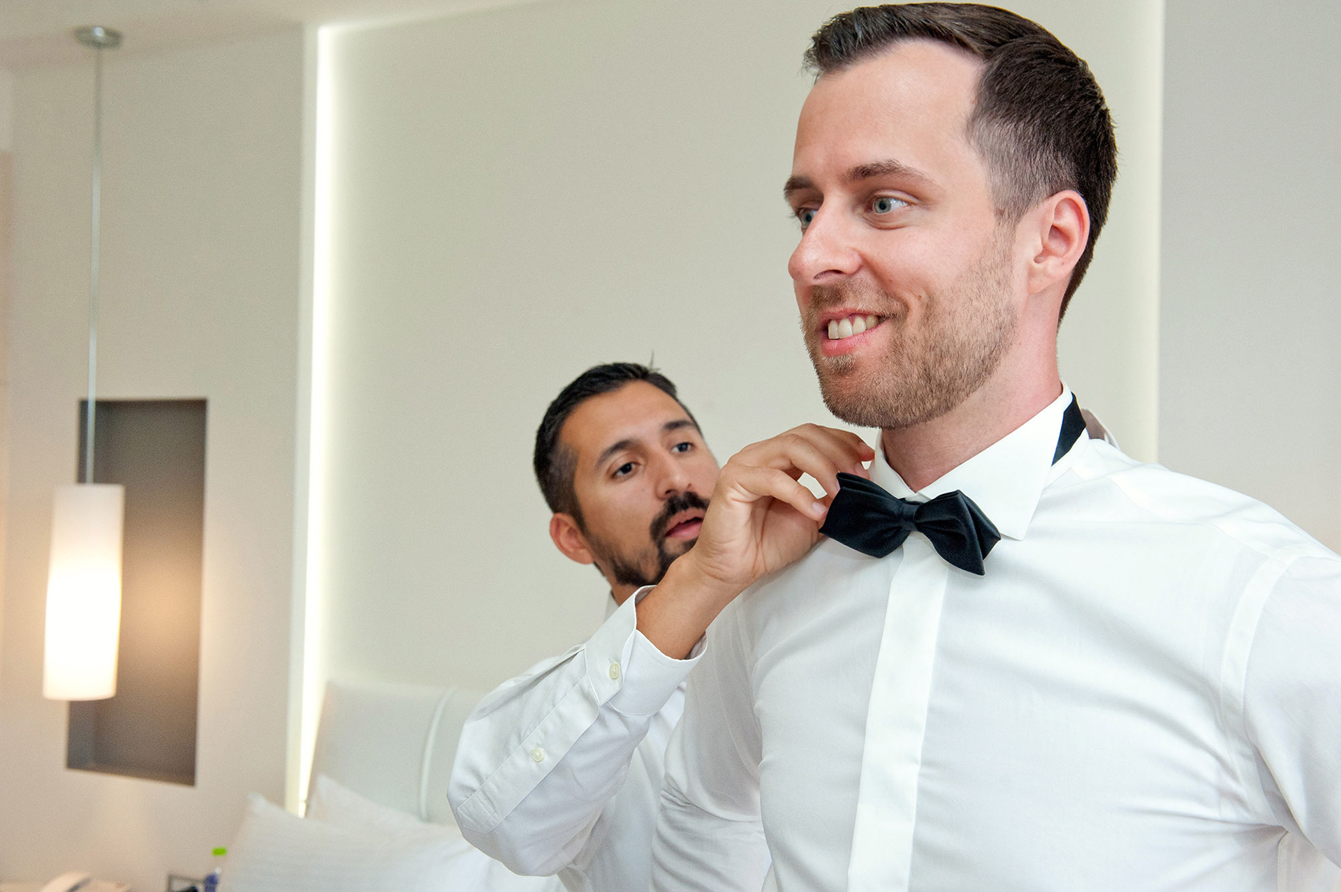 Ο κουμπάρος δένει το παπιγιόν του γαμπρού λίγο πριν την τελετή στο Λιτόχωρο.     The best man tying the groom’s bow tie before the ceremony in Litochoro.