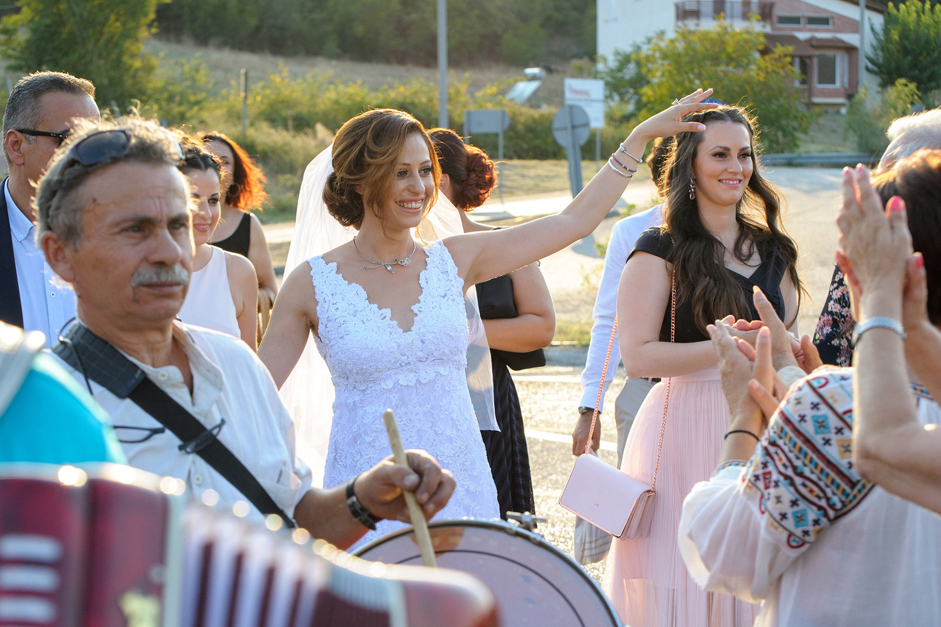 Νύφη και φίλες χορεύουν χαρούμενες με μουσική στο δρόμο προς τον γάμο - φωτογράφιση πολιτικού γάμου,      Bride and bridesmaids dancing joyfully with live music on the way to the wedding - civil wedding photography