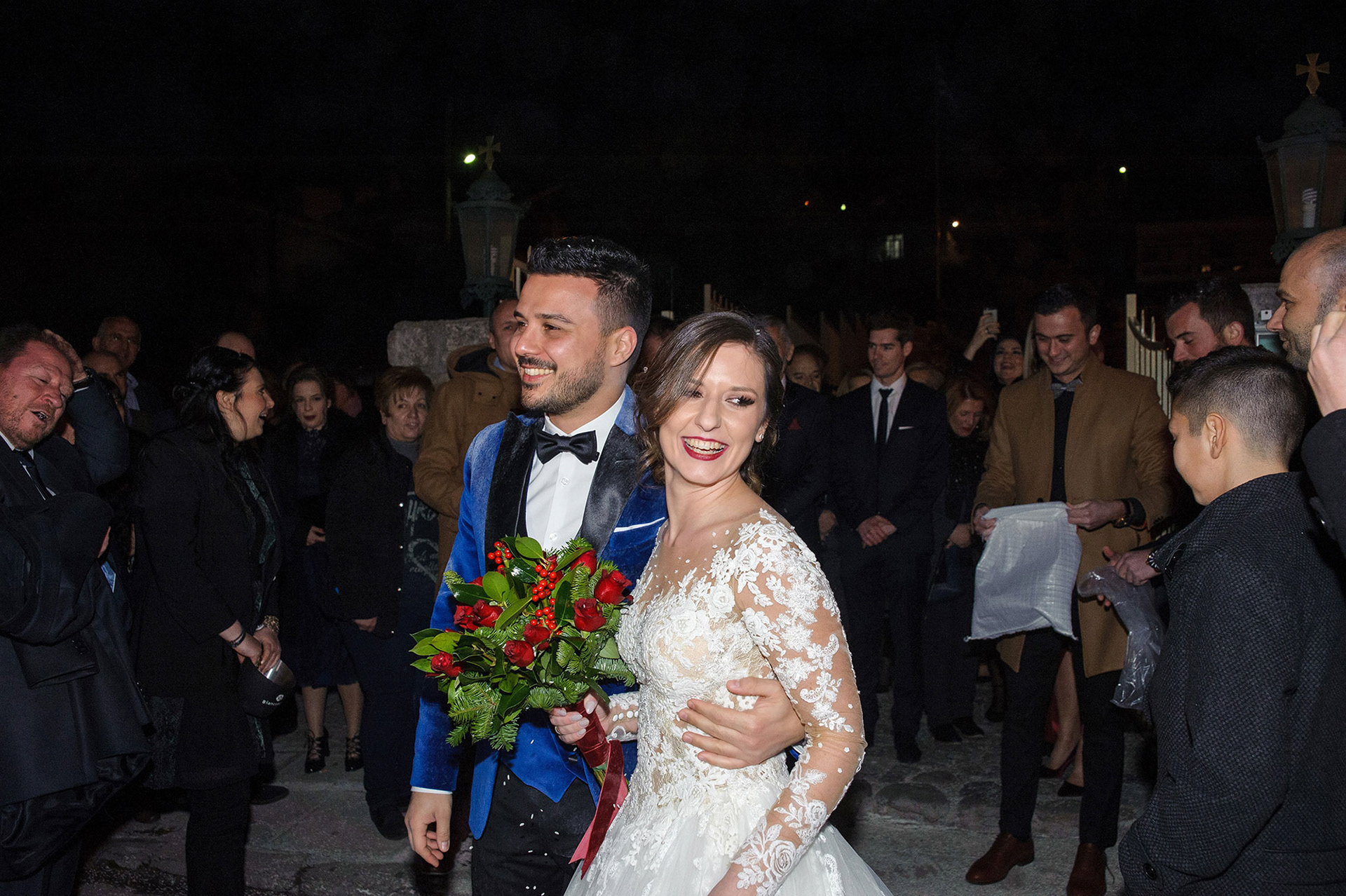 γαμπρός και νύφη αγκαλιά πηγαίνουν στο χώρο της δεξίωσης