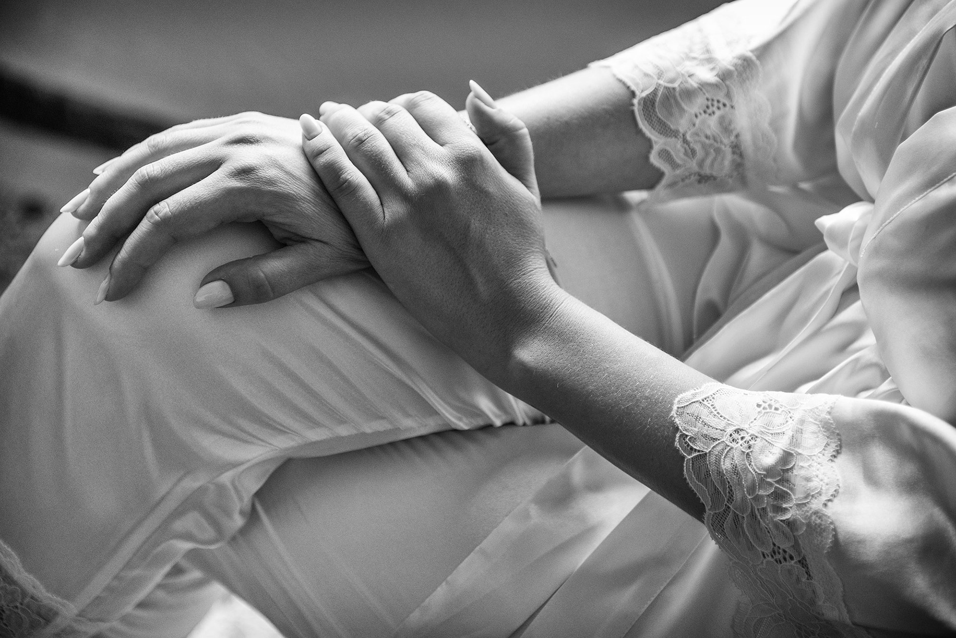 Η νύφη ετοιμάζεται στο σπίτι πριν τον γάμο., Bride preparing at home before the wedding ceremony.