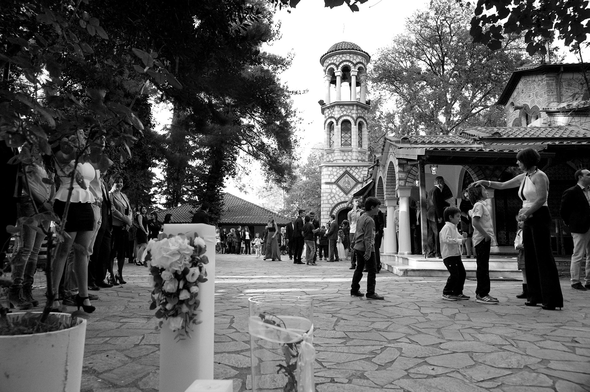Η εκκλησία από μακριά με κόσμο που περιμένει τον γάμο, Church view from afar with guests waiting for the wedding