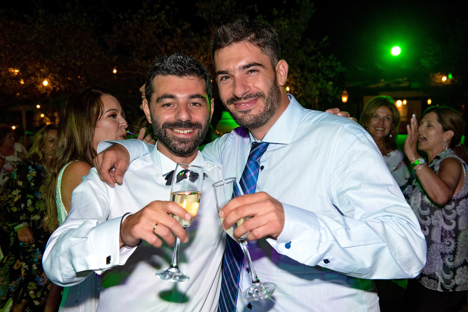 φωτογράφιση γαμπρού και κουμπάρου που διασκεδάζουν στη δεξίωση γάμου στο κτήμα delmare Πανταζάρα στη Χαλκιδική, photoshoot of groom and best man having fun at the wedding reception at the delmare Pantazara estate in chalkidiki
