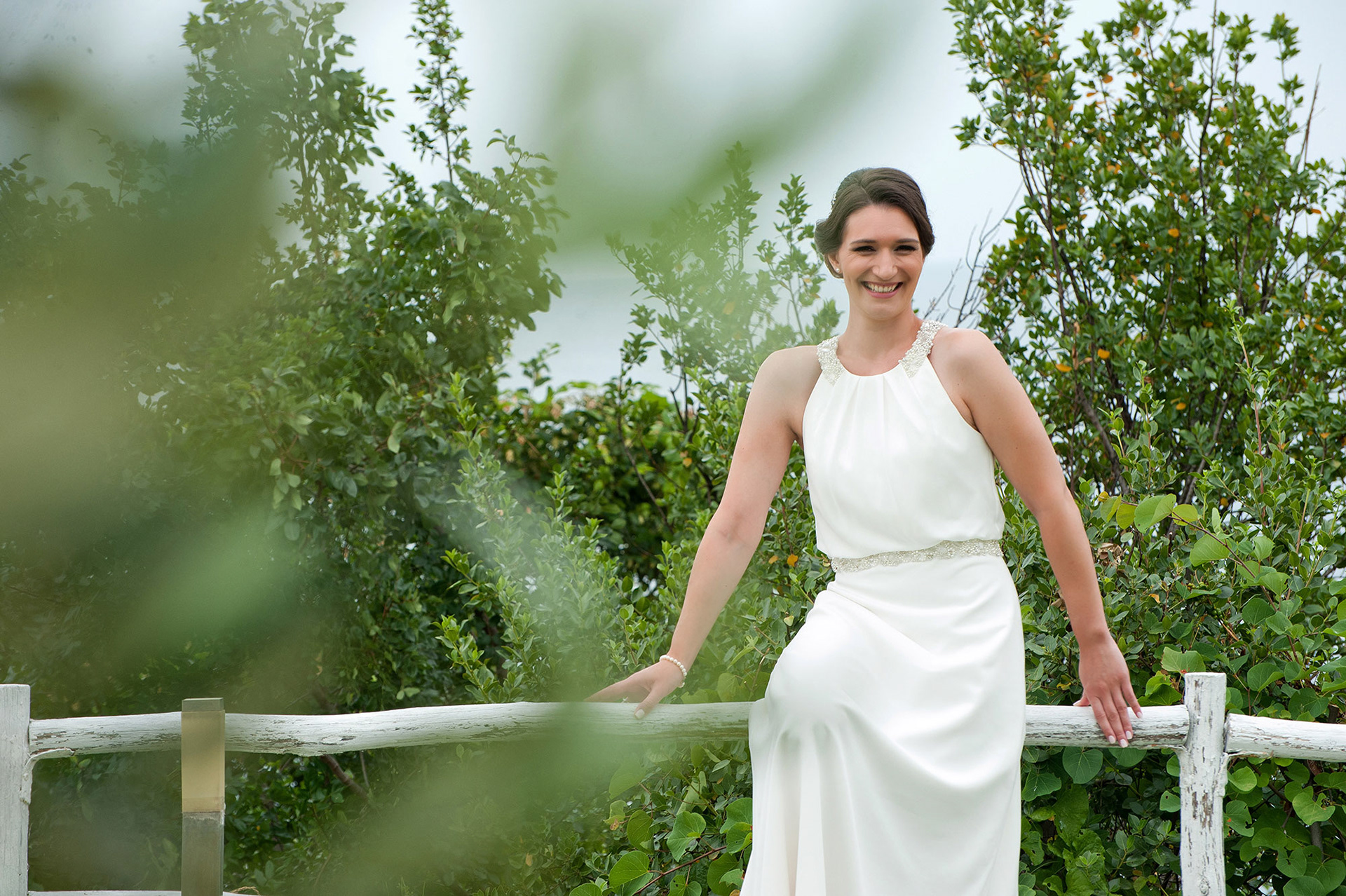 Η νύφη ποζάρει στο πράσινο φόντο της φύσης στο Λιτόχωρο.    The bride posing in nature at Litochoro.