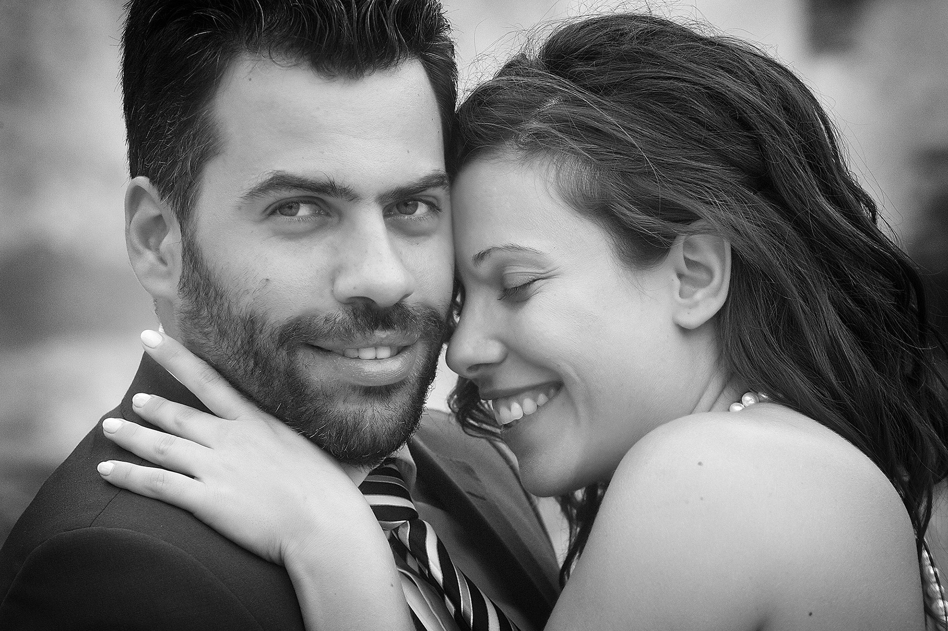 το ζευγάρι γελά με τη νύφη να αφήνεται στην αγκαλιά του γαμπρού, σε καλλιτεχνικό ασπρόμαυρο πορτραίτο - φωτογράφιση γάμου next day στις Πρέσπες -Αγ.Αχίλλειος Φλώρινας - Φωτογράφος γάμου Θεσσαλονίκη, the couple laughs with the bride letting herself be carried in the groom's arms, in an artistic black and white portrait - next day wedding photography in Prespes - Aghios Achilleios Florina - Thessaloniki wedding photographer