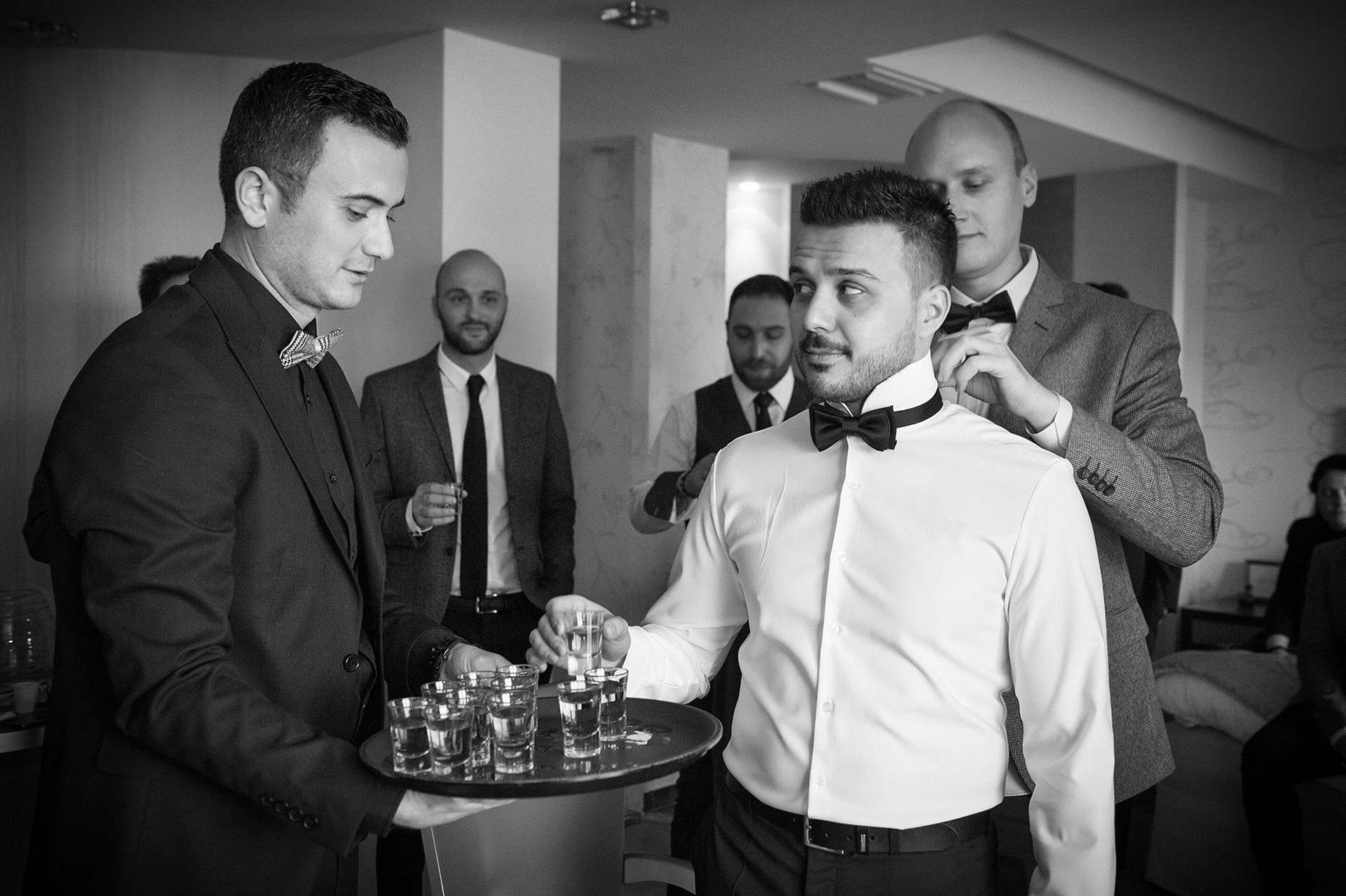 Γαμπρός ετοιμάζεται με στυλ παρέα με φίλους και πίνοντας σφηνάκια, Groom gets ready in style with friends and sipping shots,